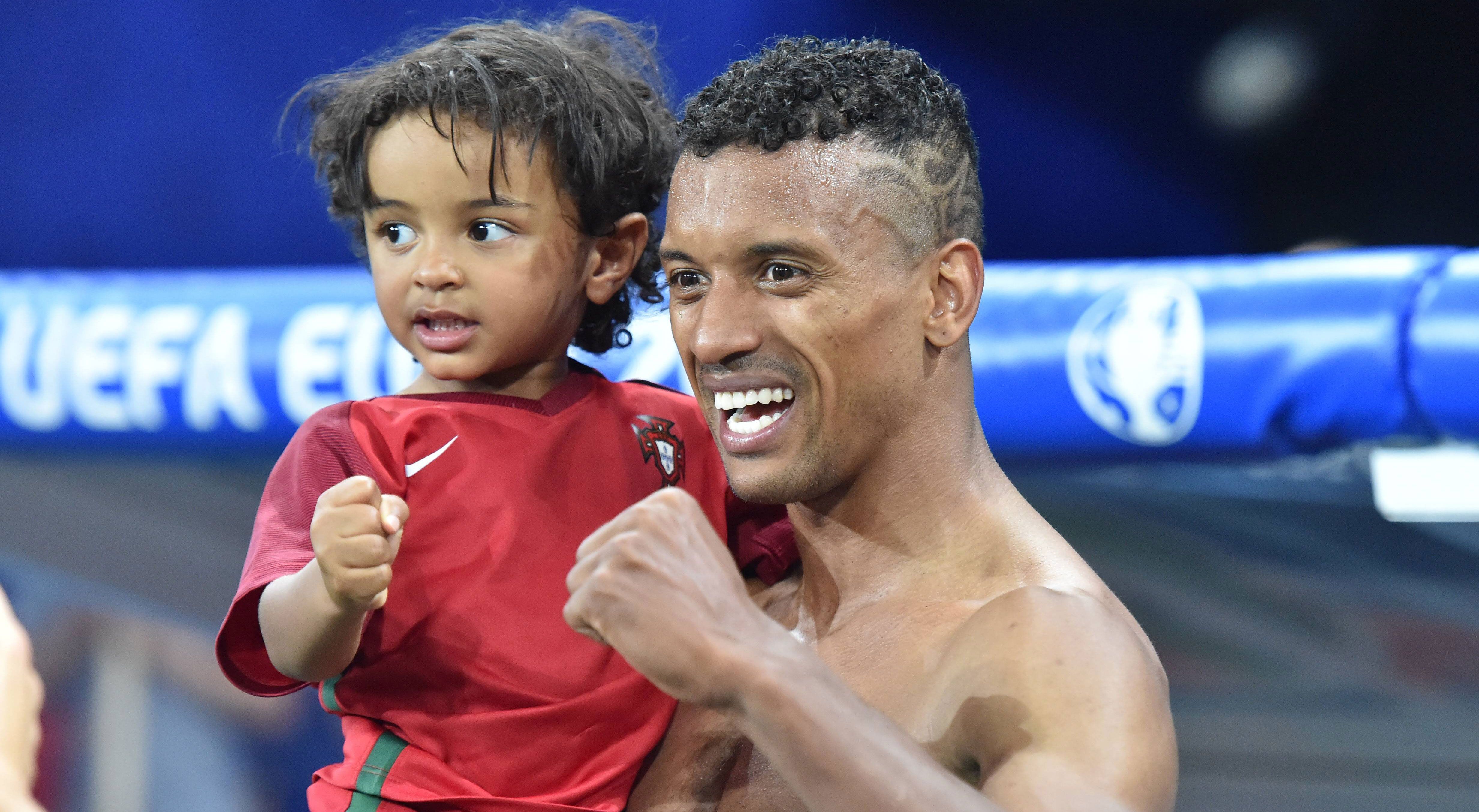 
                <strong>Nani </strong><br>
                Like father, like son: Nanis Sohnemann freut sich wie sein Papa mit der Beckerfaust über den Sieg gegen Wales und den Einzug ins EM-Finale.
              