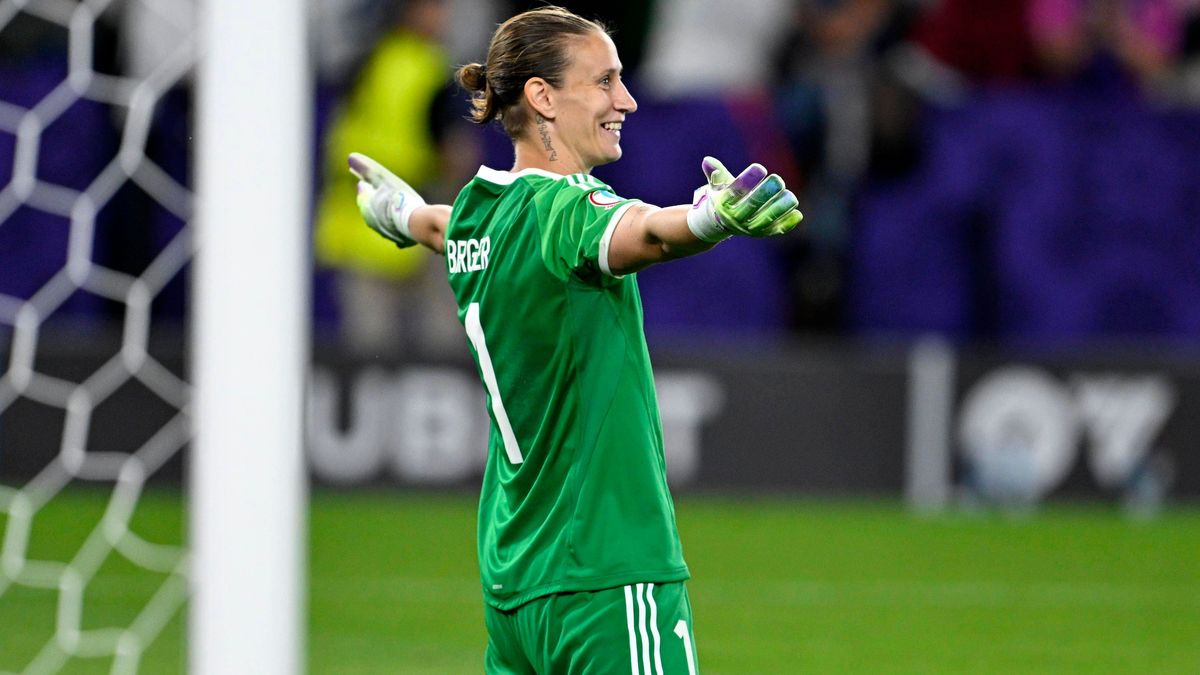 19.07.2025, UEFA Frauen-Europameisterschaft 2025 in der Schweiz. Viertelfinale, Frankreich - Deutschland, im St-Jakob-Park Basel (Schweiz). v.l. Torhüterin Ann-Katrin Berger (Deutschland) lässt sic...
