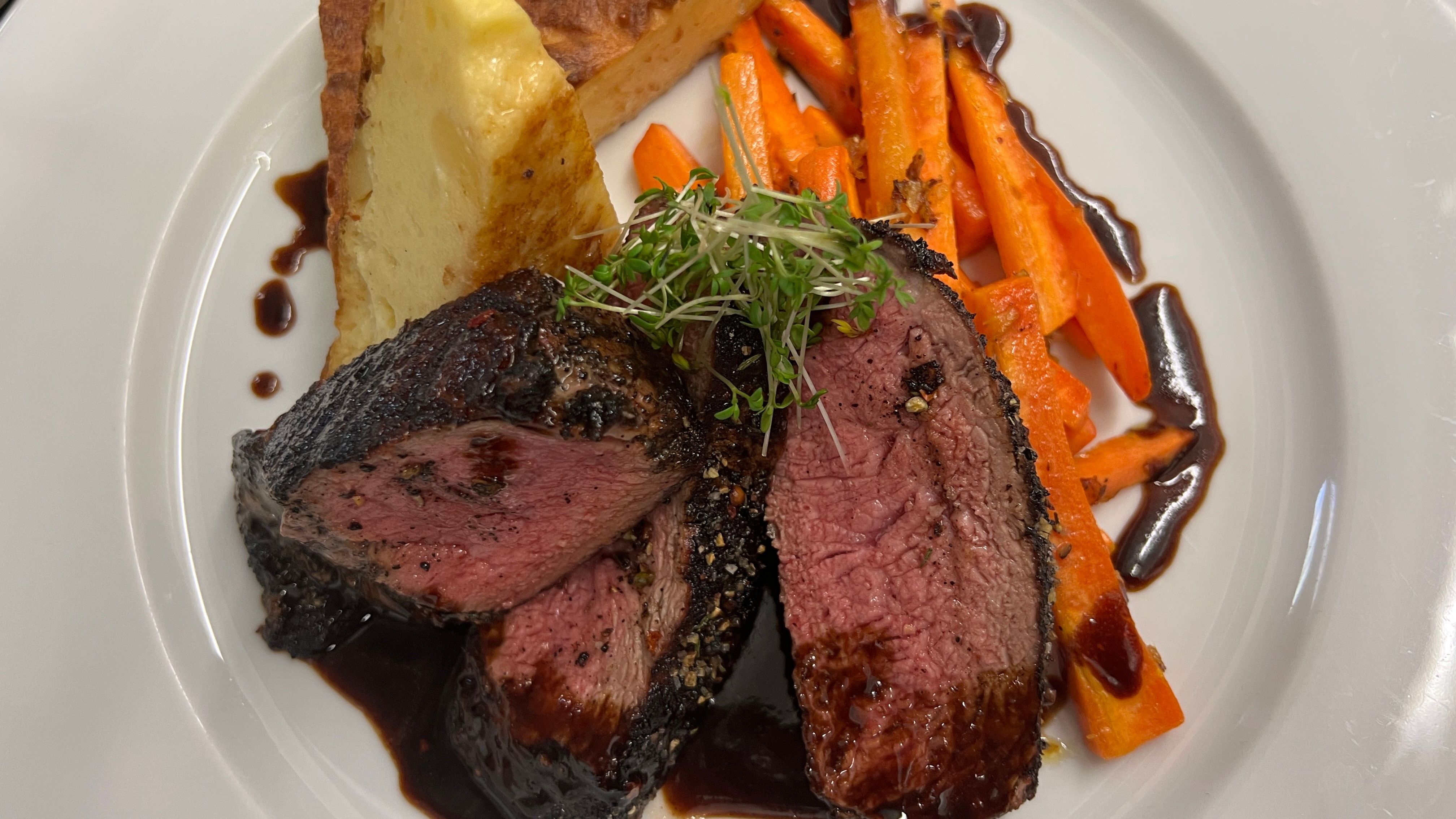 Roastbeef mit Soja-Chili-Sauce und Kartoffel-Soufflé