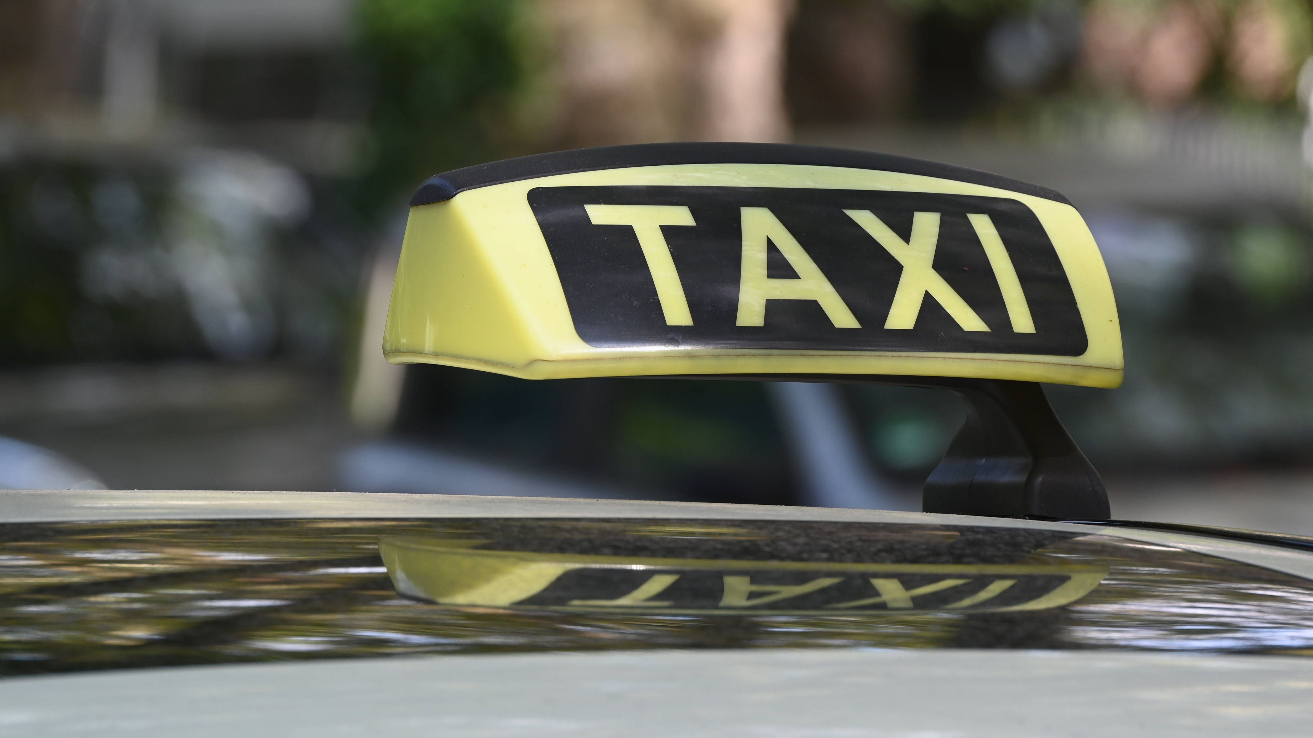 <strong>Taxifahrer passen Tarif an die Formel 1 an</strong><br>Auch die Taxifahrer möchten an der Formel 1 natürlich mitverdienen und haben ihren Tarif direkt angepasst. Möchte man von dem Stadtteil Harleem, wo sich das eben erwähnte Hotel befindet, die 12,2 Kilometer zur Rennstrecke gefahren werden, fordern die Taxis 75 Euro.&nbsp;