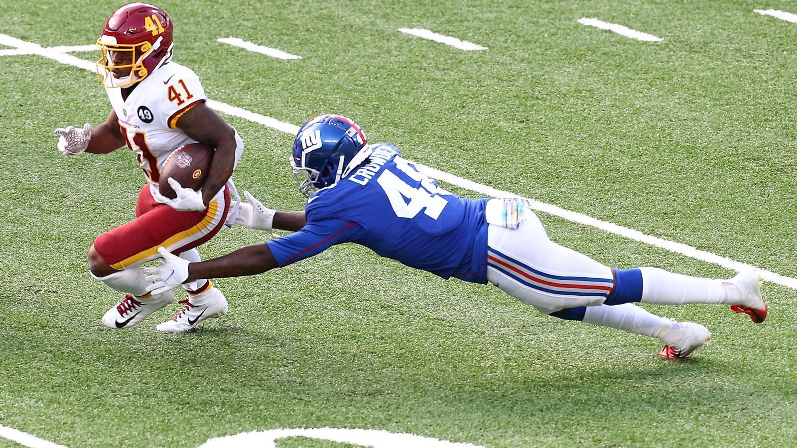 
                <strong>Tae Crowder (Linebacker)</strong><br>
                Es ist die Cinderella Story unter den Cinderella Storys. Der Letzte des Drafts 2020 schafft es ins Team - und spielt jetzt auch noch groß auf. Vor allem in der Zeit der Siege. Gegen Seattle gelang ihm sein erster Sack in der NFL und gegen Washington seine erste Fumble Recovery. Mit 10 Tackles hatte er gegen den Hauptstadtklub auch sein bis dato bestes Spiel.
              