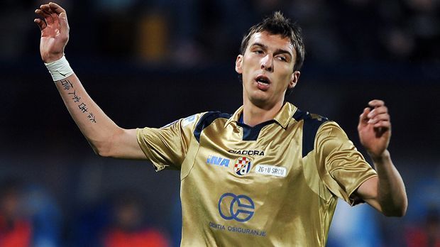 
                <strong>Mario Mandzukic</strong><br>
                Mario Mandzukic: Anders als Jedvaj ging der heutige Juve-Torjäger relativ spät ins Ausland. 2010 verließ er Dinamo Zagreb nach der verpassten Champions-League-Qualifikation in Richtung Wolfsburg. Dieser Transfer hat den VfL circa sieben Millionen Euro gekostet. Doch seine starke Entwicklung führte den kopfballstarken Stürmer zwei Jahre später zum FC Bayern. 
              