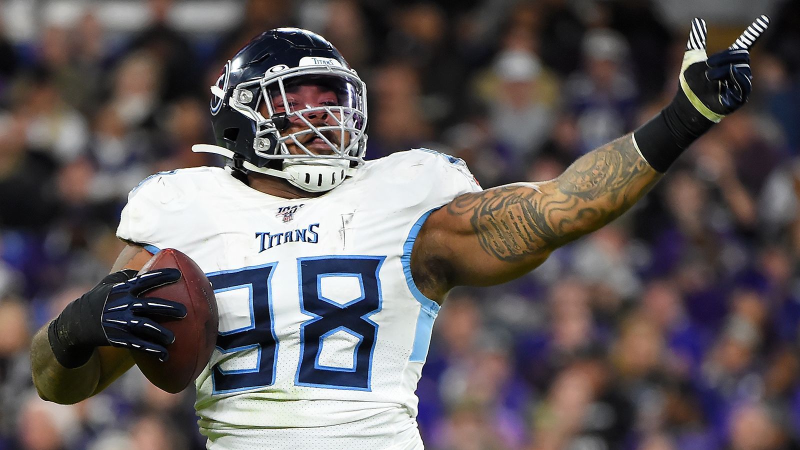 
                <strong>Jeffery Simmons, Defensive Tackle, Tennessee Titans</strong><br>
                Die Tennessee Titans entschieden sich im NFL Draft 2019 gegen einen Spieler, der direkt am ersten Spieltag starten kann und wählten Jeffrey Simmons. Wieso? Simmons zog sich in der Vorbereitung auf den Draft einen Kreuzbandriss zu und verpasste knapp die Hälfte der Saison. Ohne Training Camp oder Rookie-Minicamp betrat er nach überstandener Verletzung dennoch in neun Partien das Spielfeld und erwies sich besonders in der Verteidigung gegen den Lauf als Bereicherung. Mit einer Offseason, mit der er endlich trainieren und sich einspielen kann, dürfte er kommende Spielzeit in der Defensive von Head Coach Mike Vrabel gesetzt sein.
              