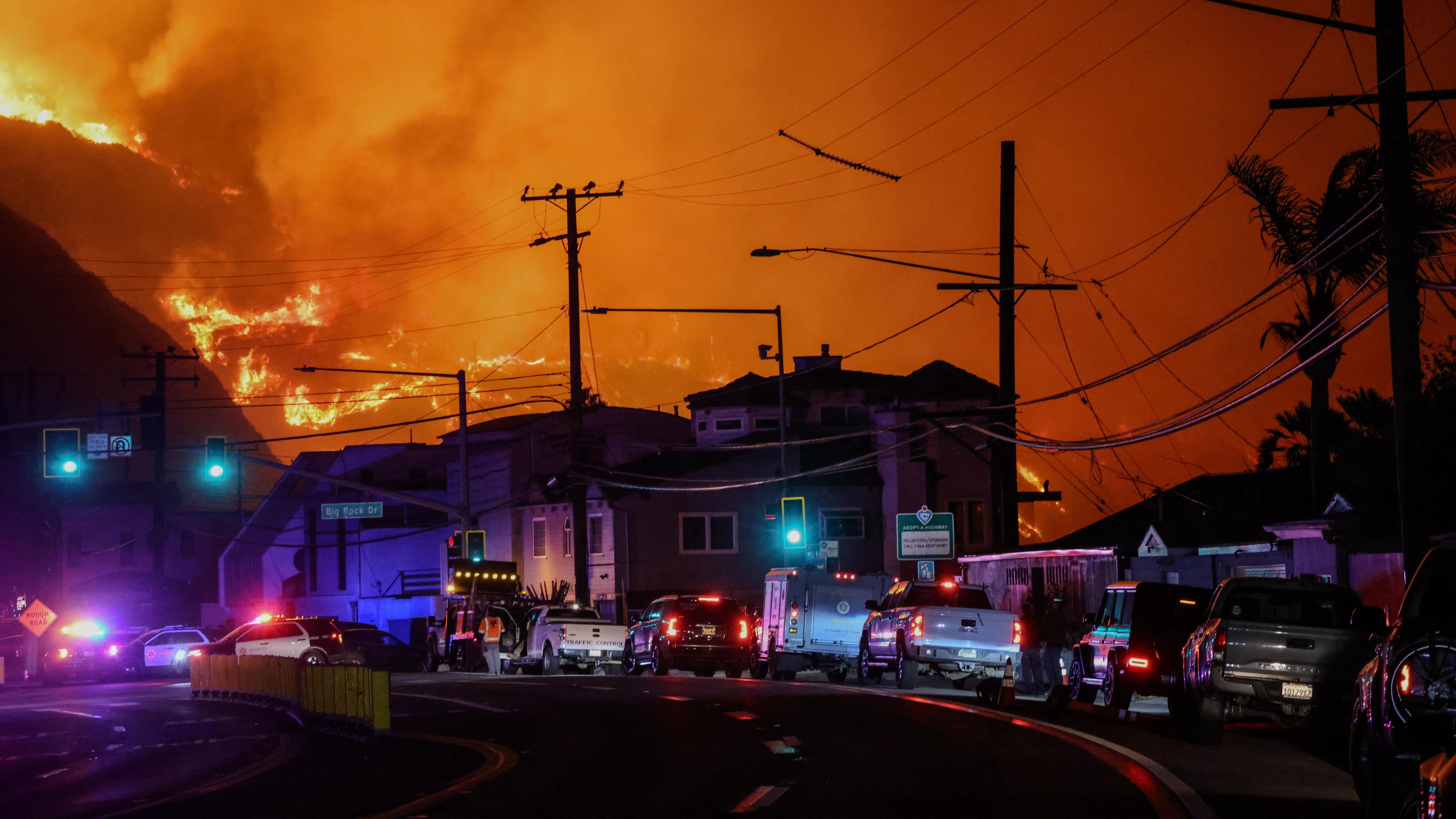 Starker Wind hat den Brand in Kalifornien rasant ausgebreitet. Zehntausende sind auf der Flucht vor der Feuersbrunst.