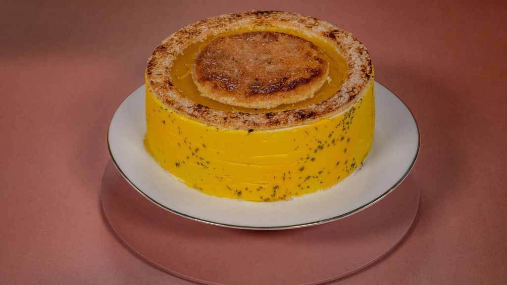 "Sau Sauer": Der Schlagerstar Vincent Gross mit seiner sauren Torte aus Kalamansi-Mousse