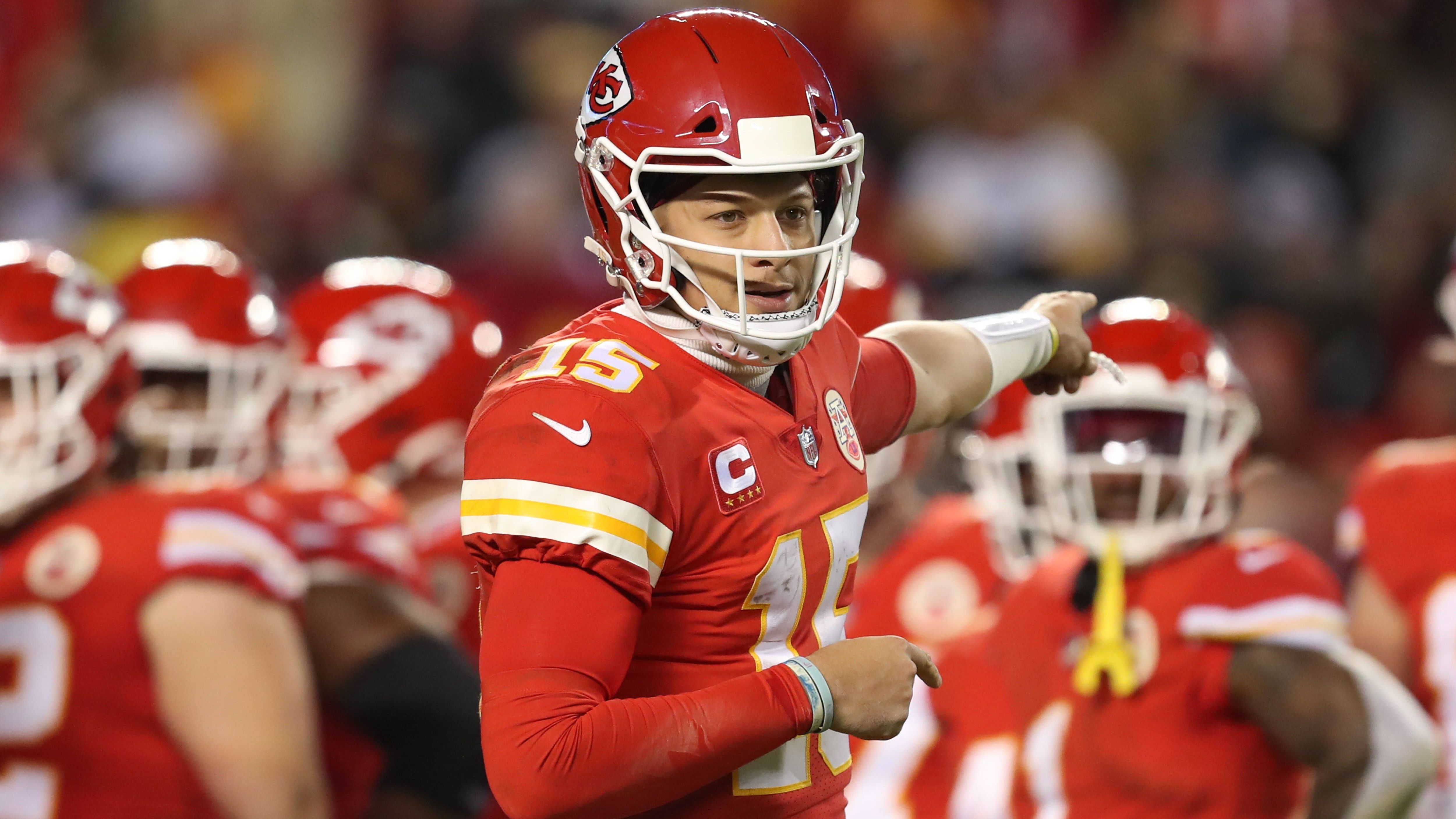 
                <strong>Platz in der Hall of Fame ist reserviert</strong><br>
                Patrick Mahomes hat sich schon jetzt den Weg in die Hall of Fame geebnet. Teamkollege Tyreek Hill sagte nach dem Einzug ins AFC Championship Game: "Das ist definitiv ein weiterer Schritt in Richtung Hall of Fame. Er hat wieder einmal bewiesen, dass er ganz oben steht, wenn es um Quarterbacks in der Liga geht." Mahomes ruft Leistungen wie gegen die Bills in beeindruckender Regelmäßigkeit ab. Beängstigend für die Konkurrenz, dass dieser Kerl erst 26 Jahre alt ist und einen Großteil seiner Karriere noch vor sich hat. 
              