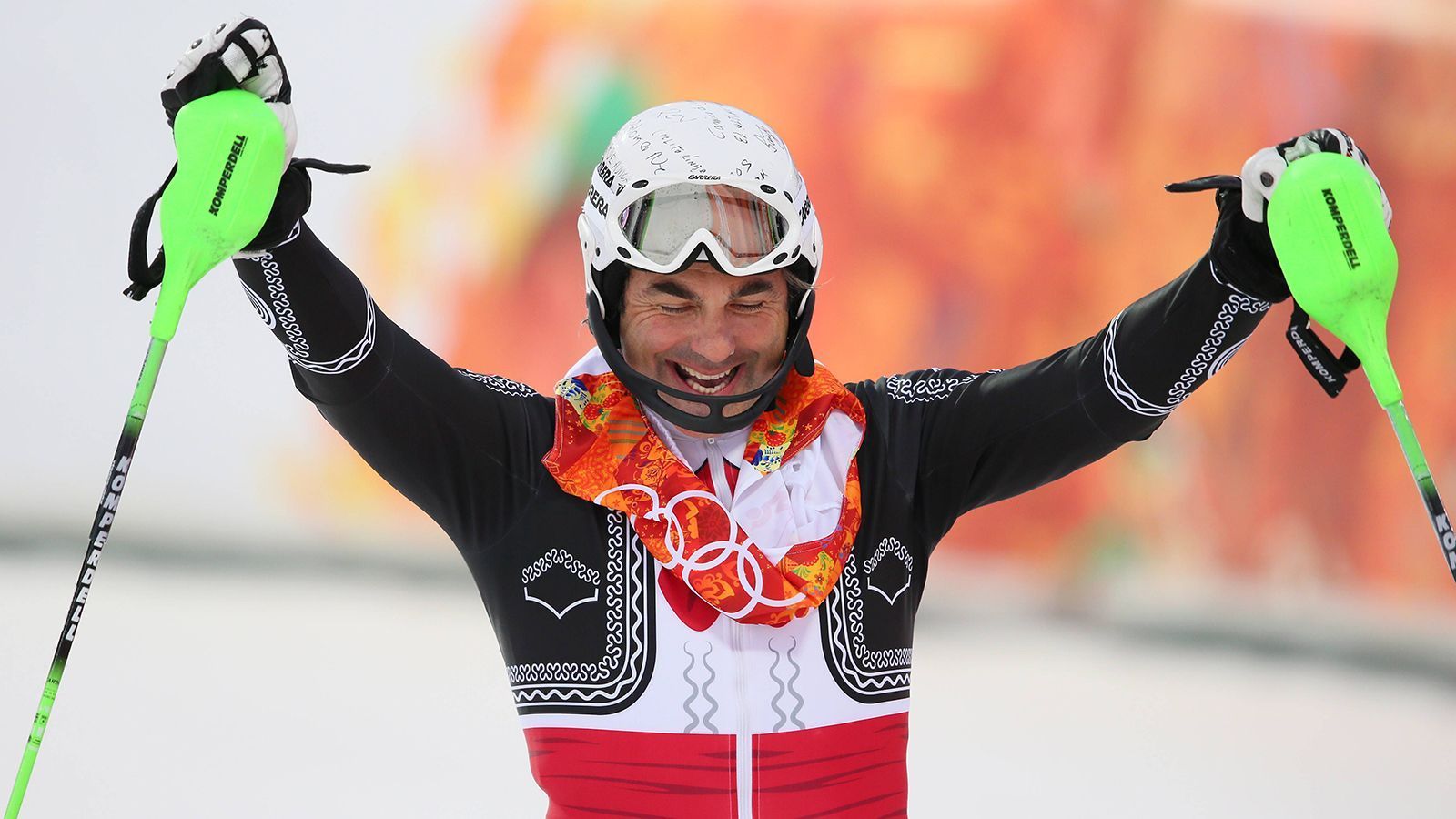 
                <strong>Hubertus von Hohenlohe (Ski Alpin)</strong><br>
                Aus der Adelsfamilie Hohenlohe auf die olympische Skipiste: Hubertus von Hohenlohe ist eine olympische Sensation. Geboren ist der heutige Fotograf und Sänger in Mexiko, daher ging er auch für Mexiko an den Start, obwohl er auch die liechtensteinische Staatsbürgerschaft besitzt. Erstmals startete er 1984 in Sarajevo bei Olympia, erreichte mit dem 26. Platz im Slalom seinen Bestwert. Auch 1988, 1992, 1994, 2010 und 2014 war er dabei, bei seinem letzten Auftritt in Sotchi schied er allerdings aus. 2010 wurde von Hohenlohe mit 51 Jahren zum ältesten Teilnehmer der Olympia-Geschichte.
              