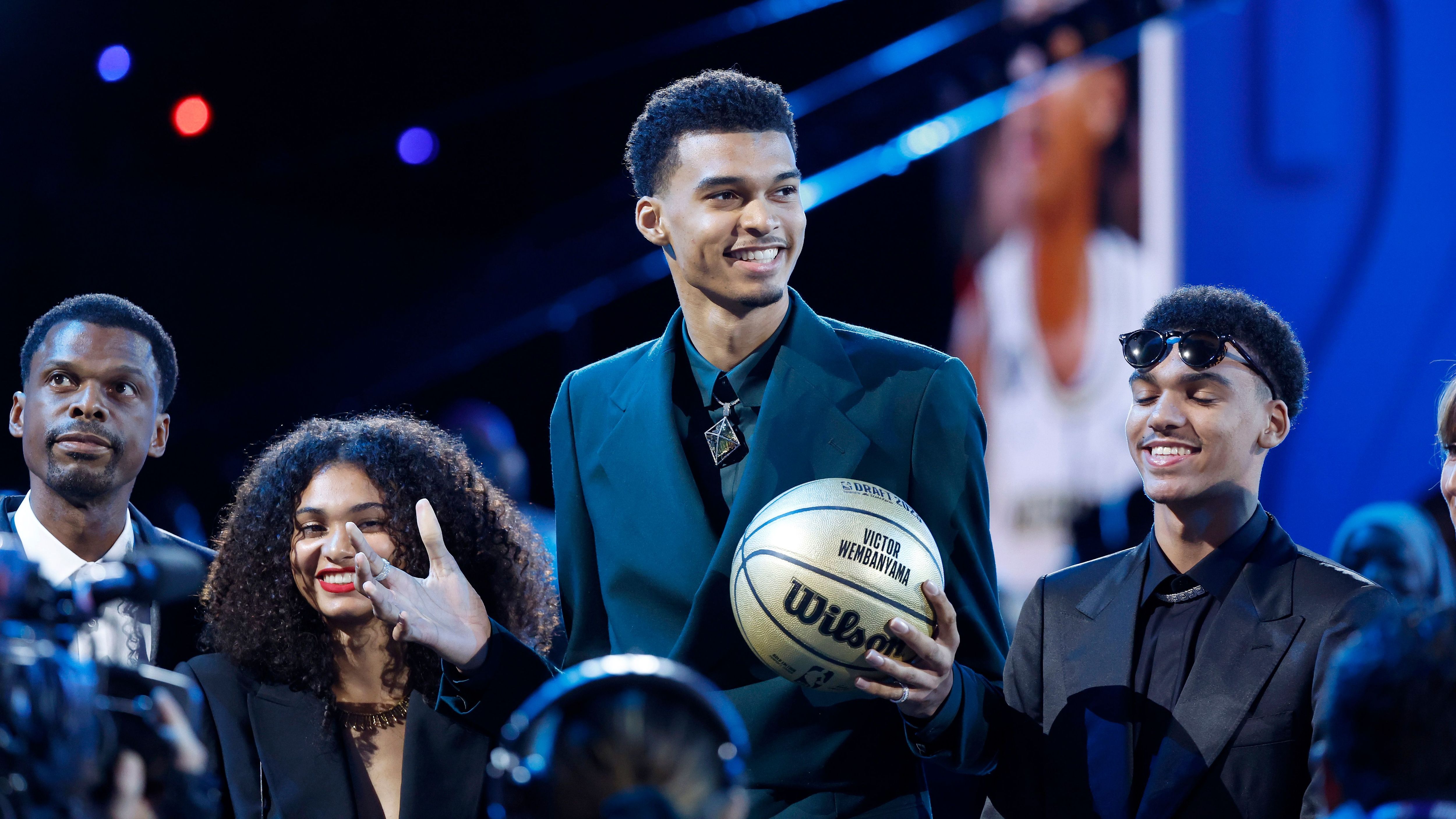 <strong>NBA Draft 2024</strong><br>Rund ein Jahr ist es her, dass Victor Wembanyama als Nummer-1-Pick im NBA Draft ausgewählt wurde. In der Rookie-Saison des Franzosen kürten sich die Boston Celtics vor wenigen Tagen zum NBA-Champion. Nun stand die erste Runde im Draft an - und die Liga hat einen Wembanyama- Nachfolger. Auch ein Deutscher wurde gedraftet.<strong><em>&nbsp;ran</em></strong> zeigt Euch alle Picks der ersten Runde.<br>Auch interessant: <a data-li-document-ref="547505" href="https://www.ran.de/sports/basketball/nba/news/nba-draft2025-live-datum-startzeit-uebertragung-im-tv-und-stream-und-top-talent-cooper-flagg-547505">NBA Draft: So seht ihr Cooper Flagg und Co. live im TV und Stream</a>