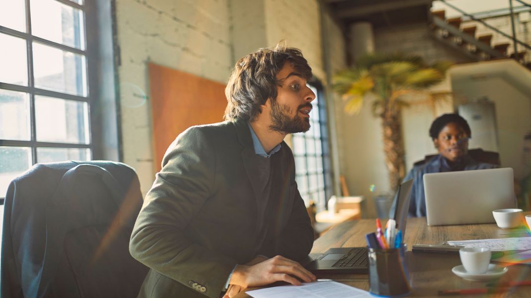 Auch wenn sie auf der Zunge liegen: Einige Äußerungen sollten wir im Job lieber vermeiden, um nicht unmotiviert zu wirken.&nbsp;