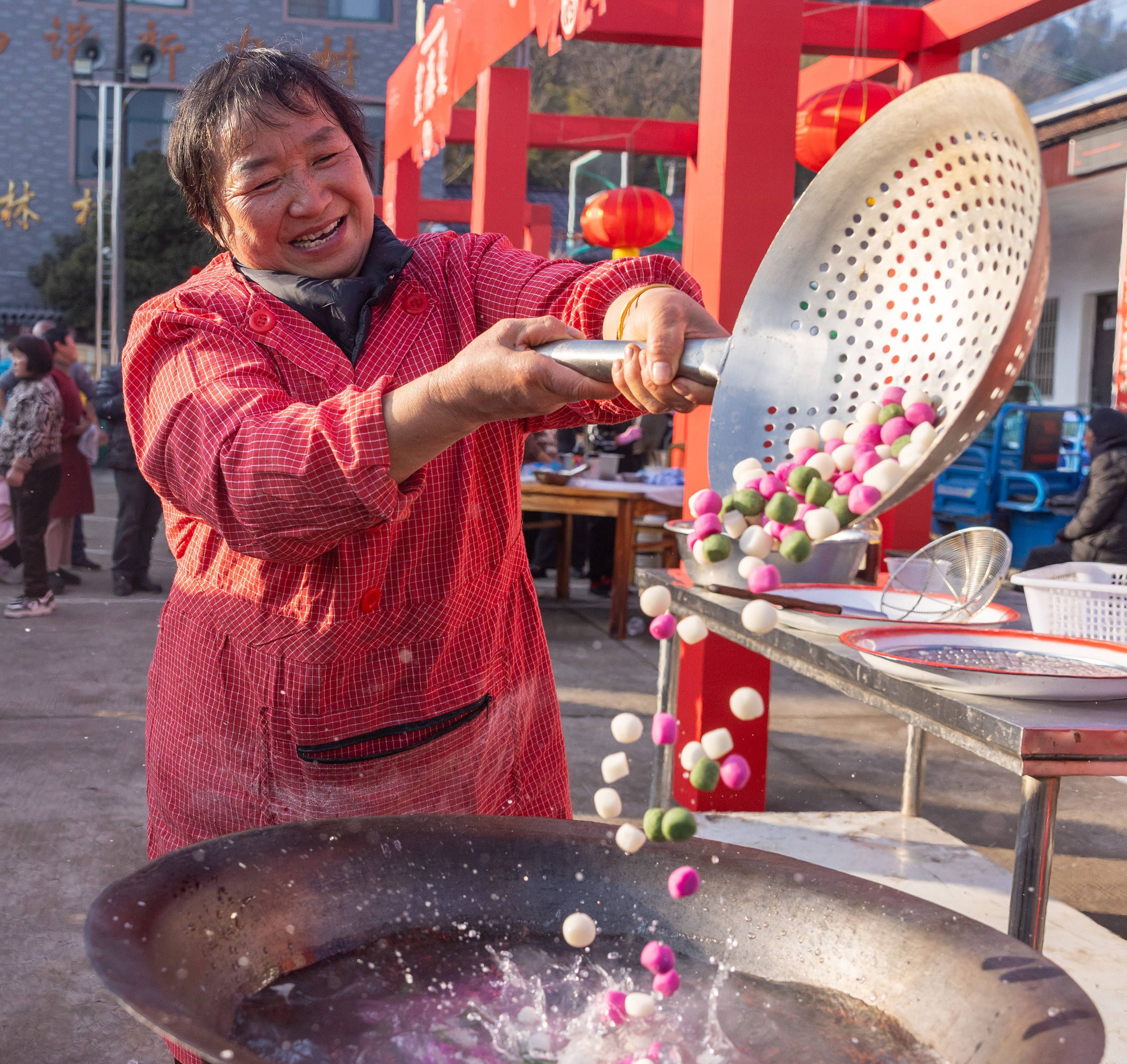 Die gefüllten Klebreisbällchen, bekannt als Tangyuan,  werden vorbereitet.