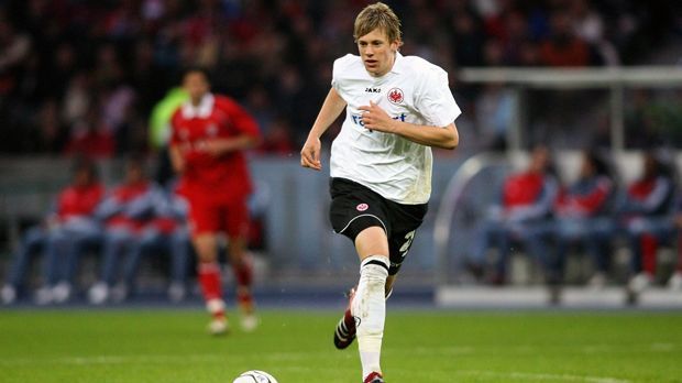 
                <strong>Abwehr - Marco Russ</strong><br>
                Abwehr - Marco Russ: Der gerade von einer Tumor-Erkrankung genesene Ur-Frankfurter war in der Final-Startelf von 2006 mit 20 Jahren der jüngste Eintracht-Spieler. In der Dreierkette übernahm Russ den Part auf der linken Seite und bekam es im Endspiel vorwiegend mit den Bayern-Stars Hasan Salihamidzic, Claudio Pizarro und Roy Makaay zu tun. Wie für die meisten anderen Eintracht-Spieler auch, war die damalige Chance auf den Titel die größte bis zum heutigen Tage. Denn auch Russ hat bis heute keinen Titel in seiner Vita stehen. Dennoch ist er in Frankfurt mittlerweile längst eine lebende Legende und Fanliebling zugleich.
              