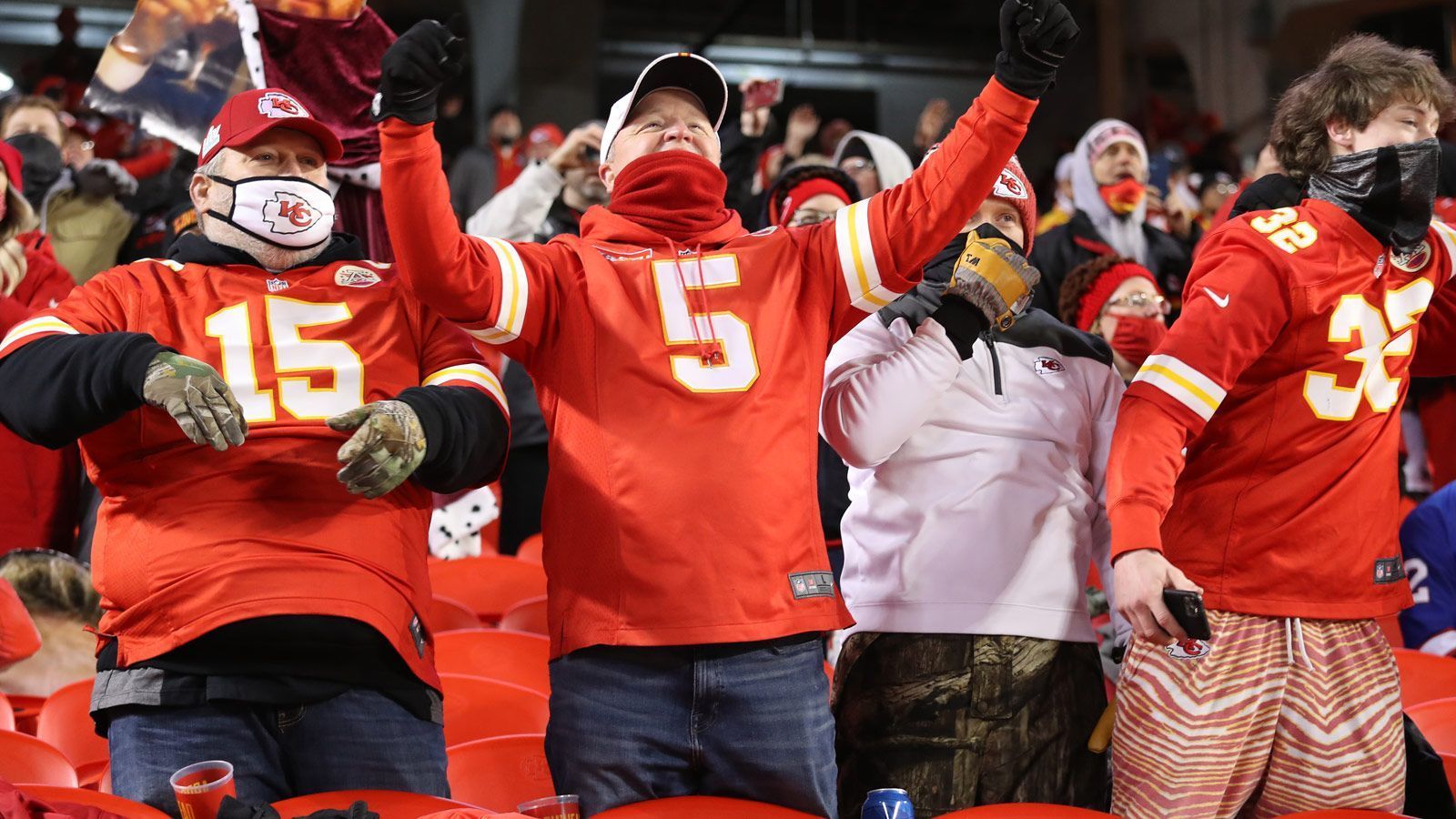 <strong>5. Tomahawk Chop und Arrowhead Stadium</strong><br>
                Die Heimstätte der Chiefs gilt seit Jahren als eine der lautesten der NFL. 2014 stellten die Chiefs-Fans sogar einen Dezibel-Weltrekord auf! Die Anhängerschaft brennt für ihr Team und sorgte selbst in Corona-Zeiten dafür, dass Stimmung im Stadion aufkommt. Der Tomahawk Chop der Chiefs-Fans ist legendär, der Sound geht ins Ohr und animiert zum Mitsummen oder wer es lauter will - Mitgrölen.