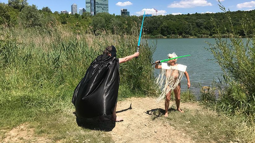 Das Erotik-Shooting führt Freddy als "Star Wars"-Schurke Darth Vader und seine Partnerin als Prinzessin Leia an einen Nacktstrand. Dort, inmitten der Natur, gibt es den epischen Kampf zwischen Gut und Böse. Wer wird sich am Ende durchsetzen - und wer hat am Ende noch sein Kostüm an?