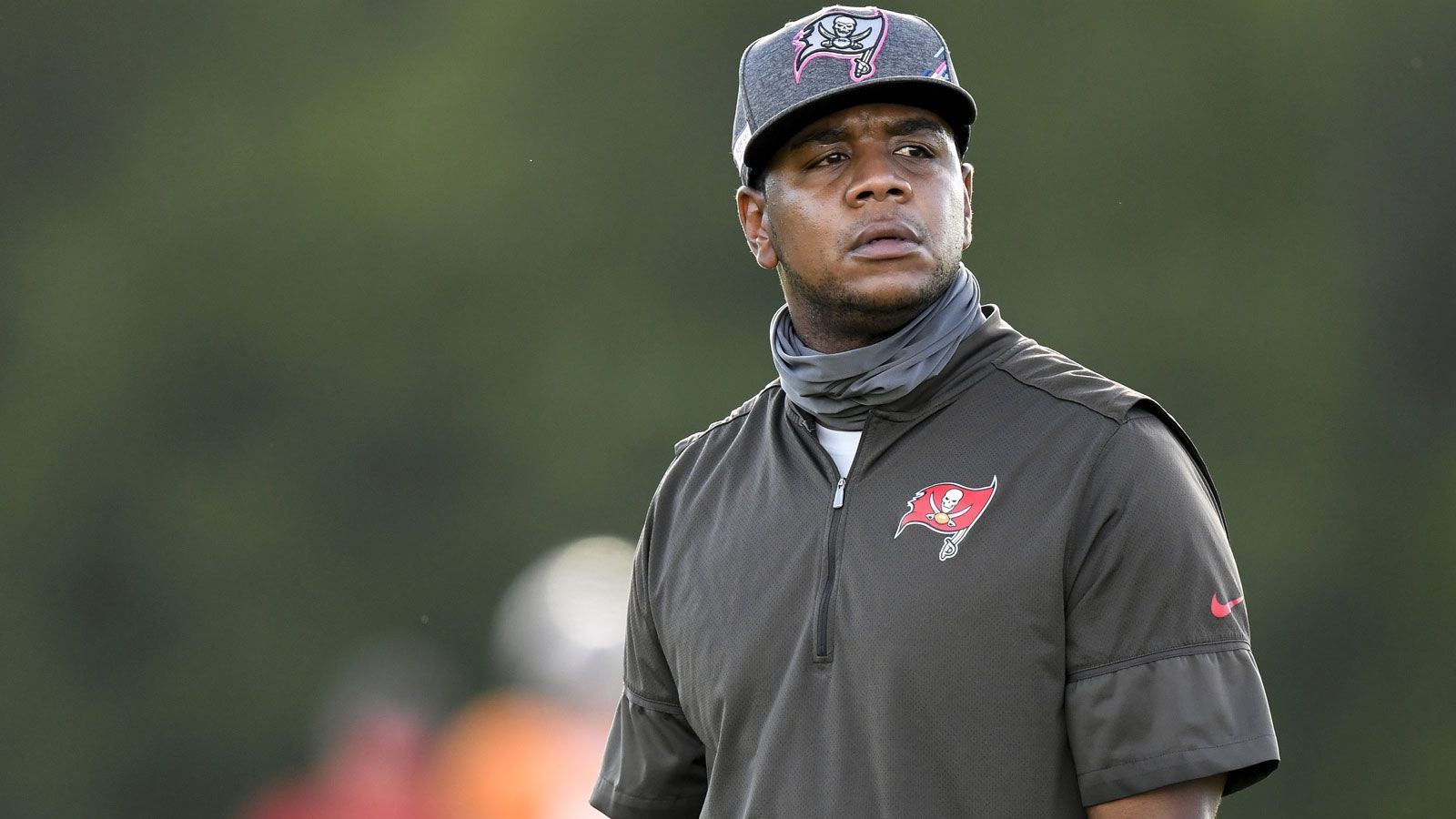 
                <strong>Byron Leftwich (Offensive Coordinator der Tampa Bay Buccaneers)</strong><br>
                Noch ein ehemaliger Quarterback. Obwohl als First Rounder in die NFL gekommen, blieb Byron Leftwich in zehn Jahren bei vier verschiedenen Teams die ganz große Karriere verwehrt. 2017 startete er seine Coaching-Karriere als Quarterbacks-Coach der Arizona Cardinals, war dort 2018 sogar interimsmäßig Offensive Coordinator. Diese Rolle füllt Leftwich seit 2019 bei den Tampa Bay Buccaneers aus und arbeitet damit nun auch mit Tom Brady zusammen. Darf es also schon bald ein bisschen mehr sein? Allerdings wird der Super-Bowl-Champion der Saison 2008 - als Backup von Ben Roethlisberger - durchaus auch als langfristiger Nachfolger von Bruce Arians bei den "Bucs" gehandelt.
              