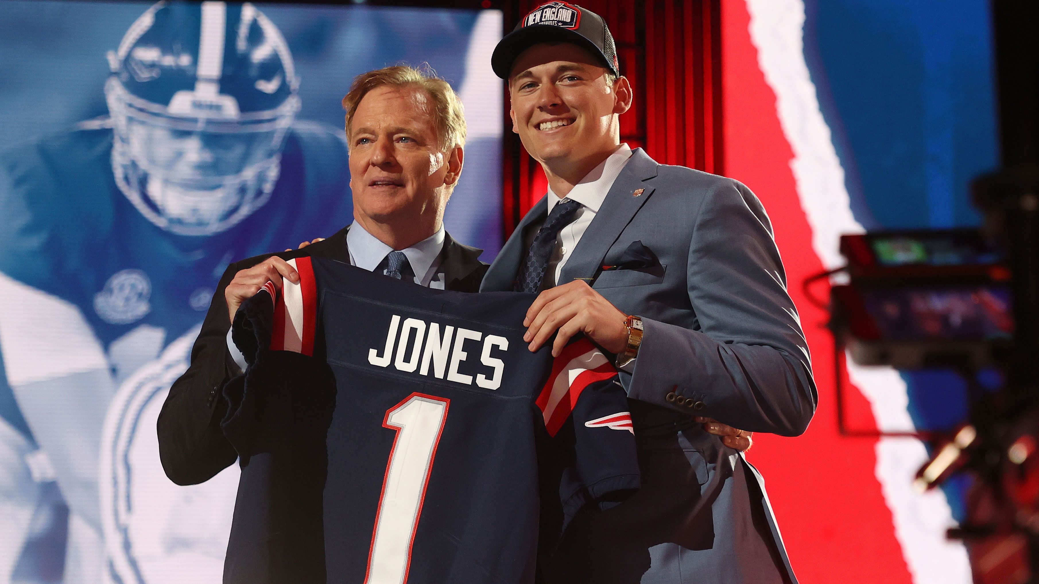 
                <strong>15. Pick - Mac Jones (Quarterback, New England Patriots)</strong><br>
                &#x2022; <strong>Vertrag unterschrieben: ja -</strong><br>&#x2022; Signing Bonus: 8.695.529 US-Dollar -<br>&#x2022; Gesamtgehalt: 15.586.352 US-Dollar -<br>
              