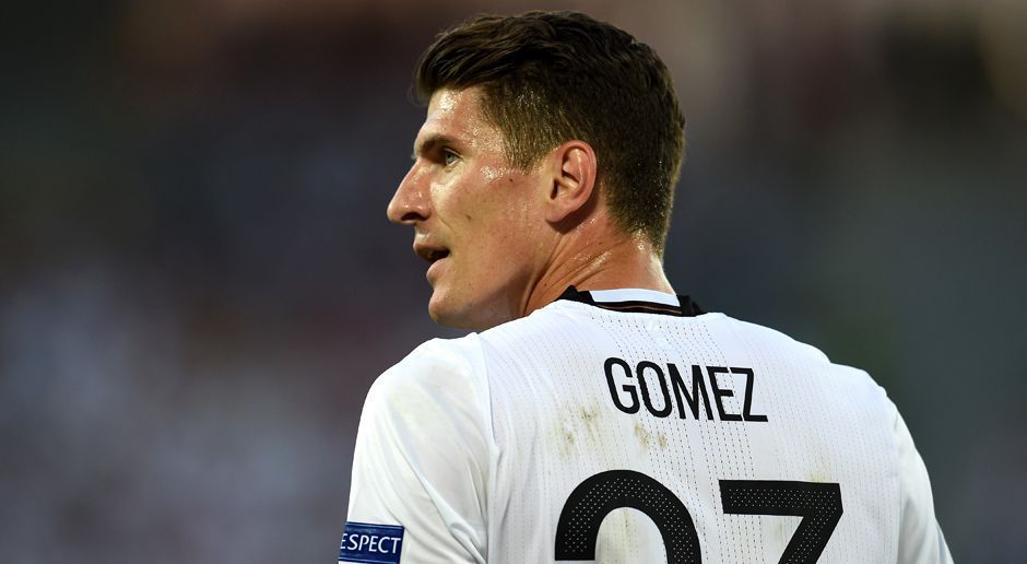 
                <strong>Mario Gomez</strong><br>
                Mario Gomez: Nach seiner Ankündigung, Besiktas Istanbul aufgrund der politischen Situation in der Türkei verlassen zu wollen, soll der Torschützenkönig der Süper Lig auch bei Barca auf der Liste der möglichen Stürmer-Kandidaten gelandet sein. Der 31-Jährige könnte sich bei den Katalanen wohl problemlos integrieren - Gomez' Vater ist Spanier. Für Barca wäre die spekulierte Ablösesumme außerdem absolut machbar: Der AC Florenz fordert nach Informationen der "Gazzetta dello Sport" sieben Millionen Euro.
              