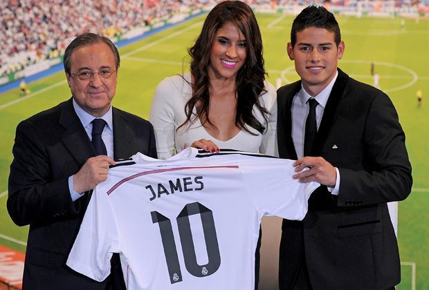 
                <strong>Die legendäre zehn</strong><br>
                Es ist offiziell: WM-Torschützenkönig James Rodriguez wechselt von AS Monaco zu Real Madrid. Mit Klub-Chef Florentino Perez und Ehefrau, Daniela Ospina, posiert er im schwarzen Anzug mit seinem neuen Trikot mit der Nummer zehn für die Fotografen. 
              