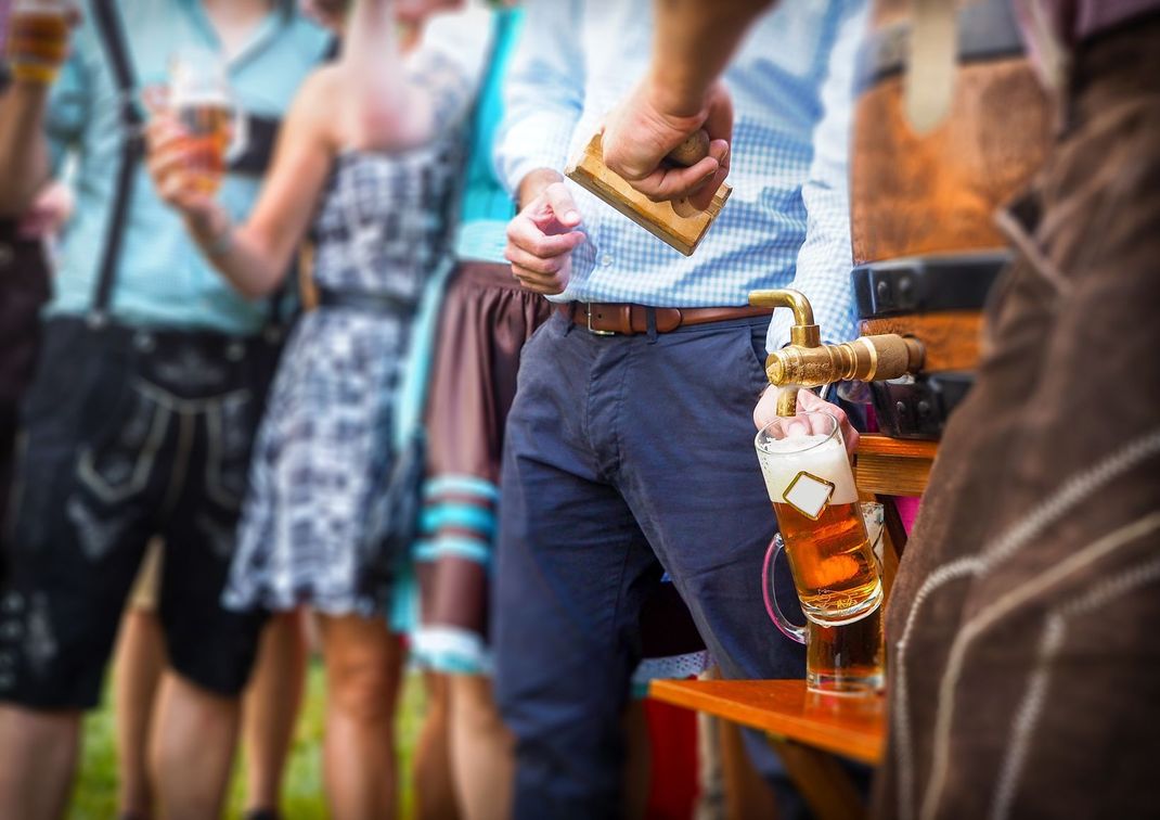 Nach dem feierlichen Anstechen des ersten Bierfasses beginnt das Oktoberfest.