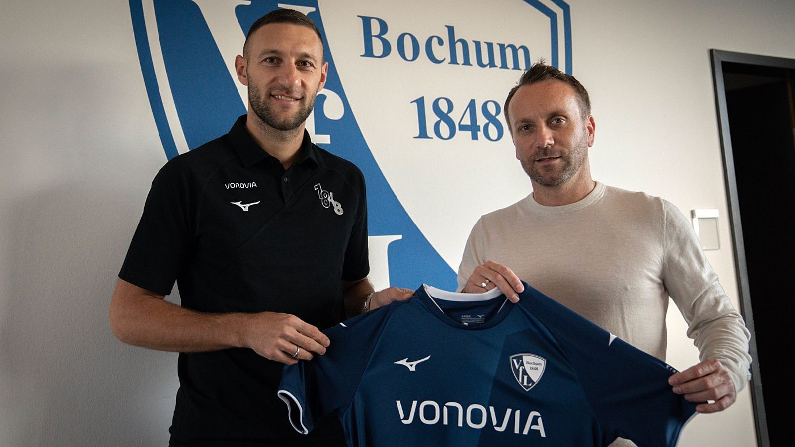 
                <strong>Ivan Ordets (VfL Bochum)</strong><br>
                Der VfL Bochum hat die Verpflichtung von Ivan Ordets bekanntgegeben. Der ukrainische Innenverteidiger unterschrieb laut Vereinsangaben bis 2023 in Bochum. Zuletzt stand der 30-Jährige beim russischen Klub Dynamo Moskau unter Vertrag. Wegen Russlands Invasion in der Ukraine setzte die FIFA die Verträge ausländischer Spielern der russischen und ukrainischen Ligen bis 2023 aus. Daher kann Ordets nun für ein Jahr in Bochum auflaufen, erst dann läuft sein Kontrakt in Moskau weiter. Der 1,95-Meter-Hüne Ordets soll nun die VfL-Abwehr verstärken, er bringt die Erfahrung von zwölf Länderspiel-Einsätzen für die Ukraine mit.
              