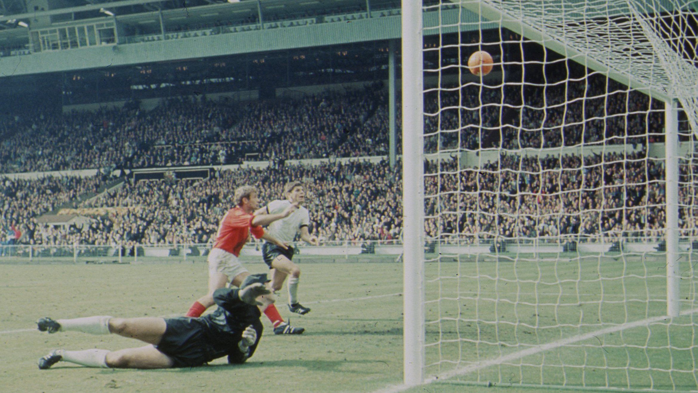 <strong>5. Hans Tilkowski</strong><br>Er kassierte im WM-Endspiel 1966 gegen England das legendäre "Wembley-Tor" und ist damit einer der Hauptdarsteller in einem Stück Fußballgeschichte. Mit dem BVB gewann er 1965 den DFB-Pokal und wurde im gleichen Jahr als erster Torhüter "Fußballer des Jahres", 1966 holte er den Europapokal der Pokalsieger. Er bestritt insgesamt 39 Länderspiele. Tilkowski verstarb 2020.