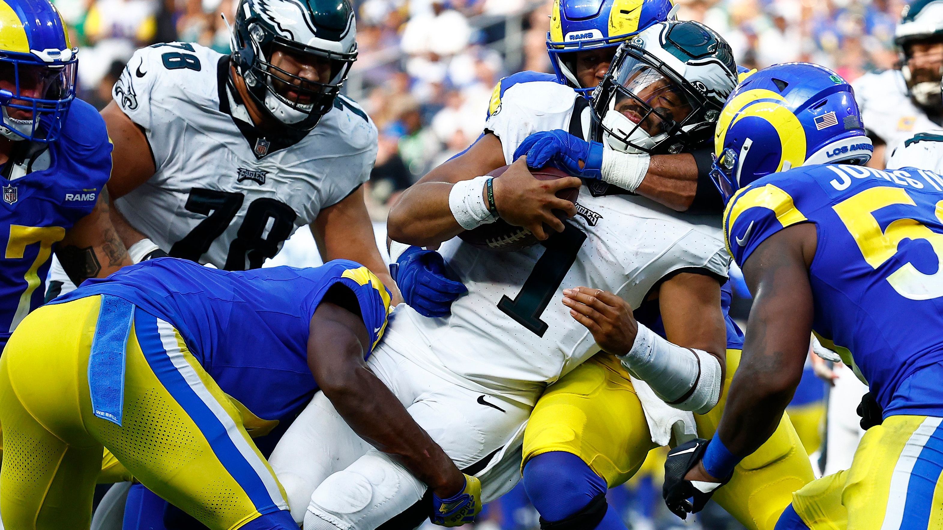 <strong>Los Angeles Rams&nbsp;</strong><br>Offense:<br>Passing Yards - 231&nbsp;pro Spiel<br>Rushing Yards - 104,9&nbsp;pro Spiel<br>Overall Yards - 335,9&nbsp;pro Spiel<br>Punkte - 19,8&nbsp;pro Spiel<br>Defense:<br>Passing Yards - 217,2&nbsp;pro Spiel<br>Rushing Yards - 122,8&nbsp;pro Spiel<br>Overall Yards - 340&nbsp;pro Spiel<br>Punkte - 22,7 pro Spiel