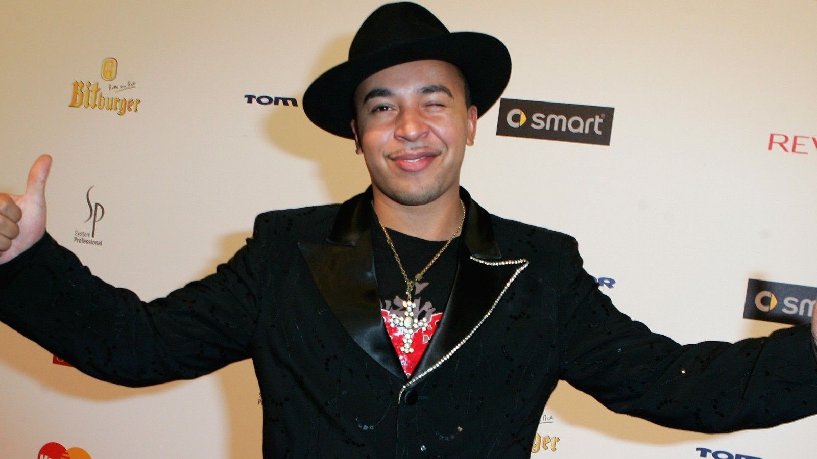 
                <strong>Mambo Nr. 5 an der Spitze der Charts</strong><br>
                Für Lou Bega war das Jahr 1999 eine außerordentlicher Erfolg. Mit seinem Hit Mambo Nr. 5 war er weltweit an der Spitze der Charts vertreten. In Deutschland rangierte er 29 Wochen ganz oben, selbst in den Vereinigten Staaten hielt sich sein Hit 22 Wochen lang immerhin auf Rang drei. Der Song ist gemessen am weltweiten Umsatz bis heute der erfolgreichste deutsche Popsong.
              