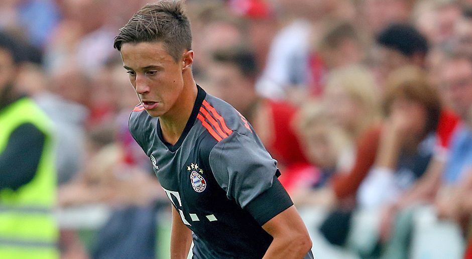 
                <strong>Abwehr: Marco Friedl (FC Bayern München)</strong><br>
                Abwehr: Marco Friedl (FC Bayern München):20 Spiele, fünf Tore, drei Vorlagen. Friedl ist damit als Linksverteidiger einer der Top-Scorer der Bayern U19. Der Österreicher trainiert regelmäßig bei den FCB-Profis mit und ist privat mit Landsmann David Alaba gut befreundet. Bei der österreichischen U19 ist er ebenfalls gesetzt. Kein Wunder also, dass Friedl vor kurzem bei den Bayern einen Profivertrag bis 2021 unterschrieb. Alaba dazu: "Er ist wie ein kleiner Bruder für mich. Er hat sich diesen Profivertrag wirklich verdient. Er bringt sehr viel mit. Er ist ein Spieler, der mehrere Positionen spielen kann. Begonnen hat er als Stürmer, jetzt spielt er links hinten oder als Innnenverteidiger. Ich höre von den Trainern sehr gute Sachen."
              