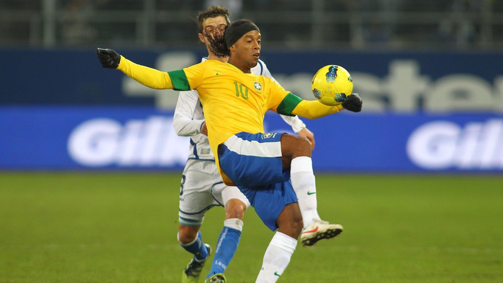 
                <strong>Ronaldinho</strong><br>
                Mit brillanter Technik und trickreichem Spiel ist Ronaldinho einer der unterhaltsamsten Spieler der WM-Historie. 2002 bringt er die Brasilianer mit einem unglaublichen Freistoß aus 35 Metern ins Halbfinale.
              