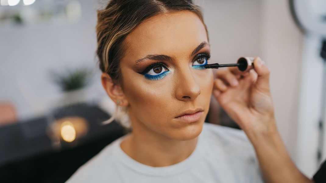 Glitzer ist optional, aber kein Muss! Findet heraus, wie ihr mit nur wenigen Handgriffen den Make-up Trend „Denim Eyes“ schminken könnt.