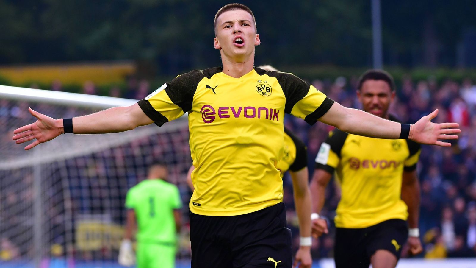 
                <strong>Tobias Raschl (Borussia Dortmund)</strong><br>
                Der defensive Mittelfeldspieler spielte bereits für die Nachwuchsabteilung von Borussia Mönchengladbach und Fortuna Düsseldorf, wechselte dann im Sommer 2015 nach Dortmund. Laut dem Reviersport wollten der FC Bayern München und Bayer Leverkusen ihn abwerben. Der 19-Jährige einigte sich allerdings mit Dortmund auf einen Profivertrag bis Sommer 2022. In der kommenden Saison bekommt er die Gelegenheit, sich im Profikader von Borussia Dortmund zu etablieren. Er bringt nicht nur die fußballerischen Qualitäten mit, sondern gilt auch als Führungsspieler.
              