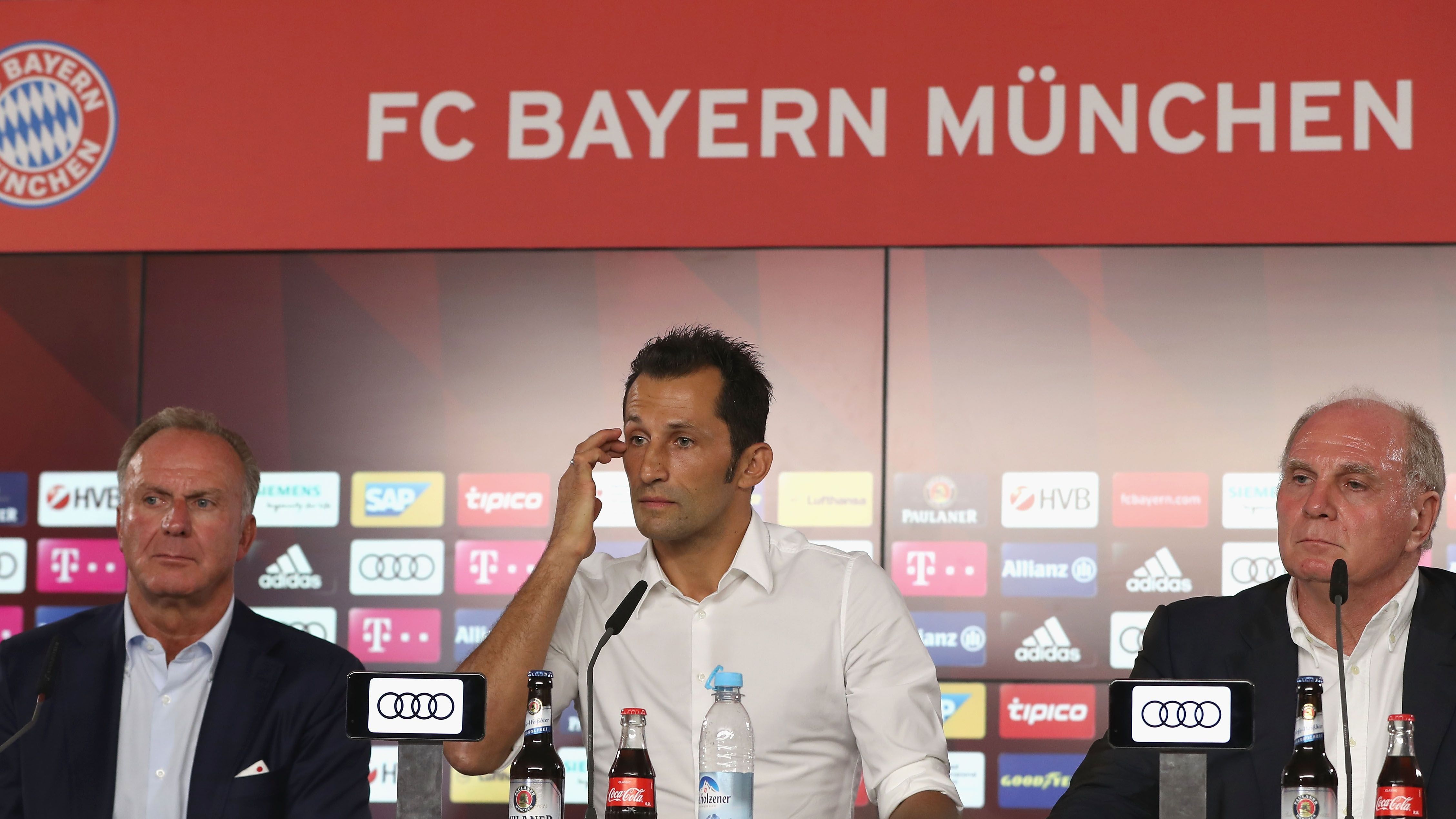 <strong>Einladung zur Beschimpfung</strong><br>Oktober 2018:&nbsp;Der FC Bayern hatte zu einer außerordentlichen PK geladen und hatte nicht nur Karl-Heinz Rummenigge, Uli Hoeneß und Hasan Salihamidzic dabei, sondern auch eine Menge Krawall. In der Veranstaltung, die schnell Legendenstatus erreichte, weil sie so abstrus erschien, nahmen sich vor allem die beiden Bayern-Granden Rummenigge und Hoeneß die kritische Presse vor.&nbsp;