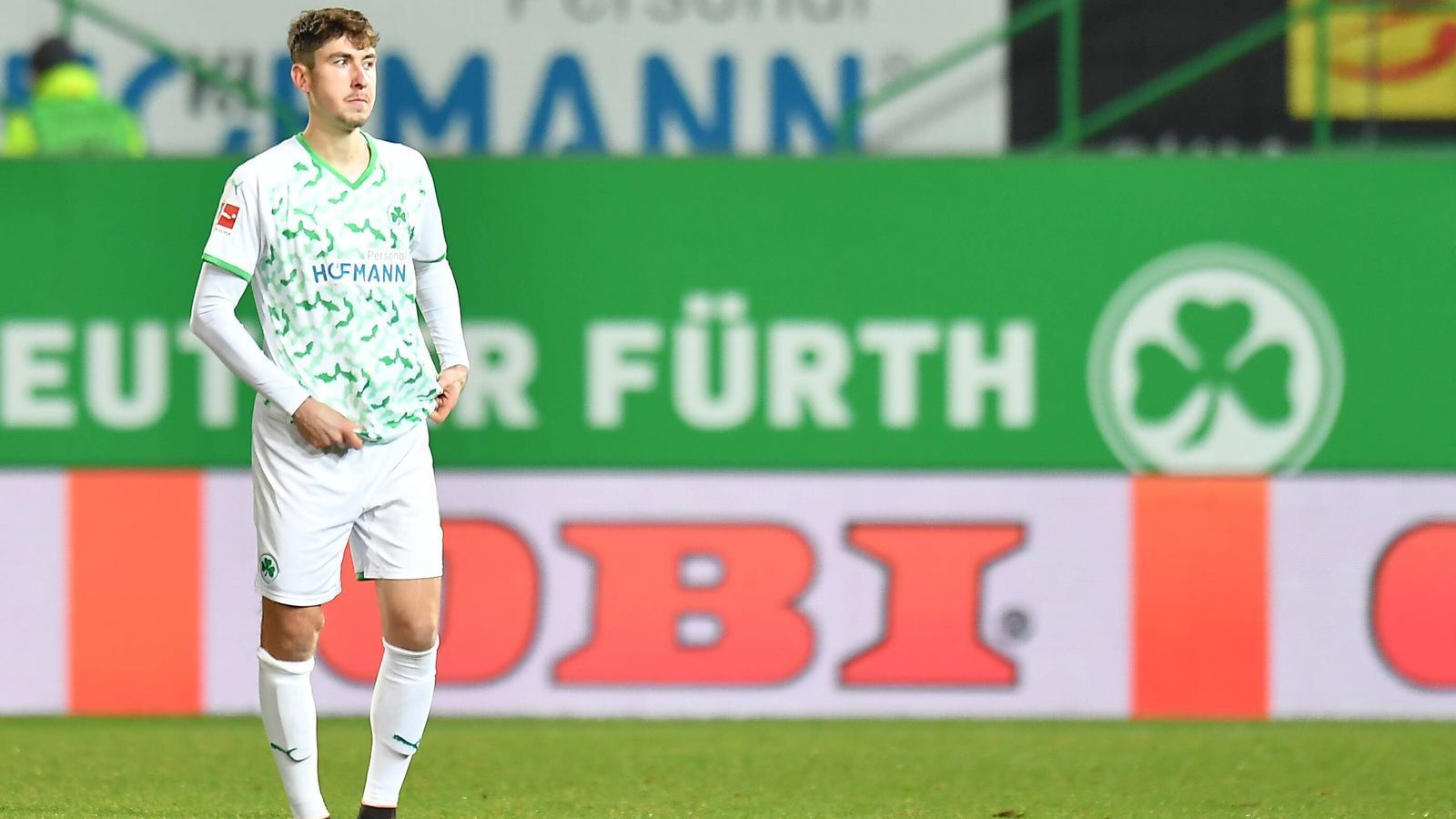 
                <strong>Mittelfeld: Adrian Fein (SpVgg Greuther Fürth)</strong><br>
                20 Minuten, zwei Minuten, sieben Minuten. So liest sich die sehr überschaubare Einsatz-Statistik von Greuther Fürths Leihspieler Adrian Fein in der Bundesliga-Hinrunde 2021/22. Obwohl der Aufsteiger in der Tabelle ganz unten steht, legt Trainer Stefan Leitl keinen großen Wert auf den Mittelfeldspieler, den die Franken vom FC Bayern ausgeliehen haben. Dabei hoffte der 22-Jährige in der laufenden Saison auf seinen Durchbruch in der Bundesliga, doch davon scheint er nach der ersten Hälfte der Spielzeit weiter denn je entfernt zu sein. Bereits im September 2021 forderte Leitl von Fein im "Kicker" eine Leistungssteigerung, doch in weiterer Folge dürfte es die nicht gegeben haben. Denn Fein fehlte im Laufe der Hinrunde oftmals nicht nur auf dem Platz, sondern gar im Aufgebot der SpVgg für die Bundesliga-Spiele. 
              