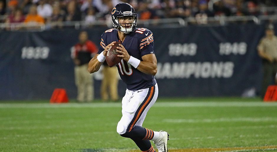 
                <strong>Mitchell Trubisky (Chicago Bears)</strong><br>
                Im Draft 2017 tauschten sich die Bears nach oben, um Mitchell Trubisky an zweiter Position zu holen. Zweifler gab es damals schon viele und sie sollten Recht behalten. Trubisky wurde nicht der erhoffte Franchise-Quarterback, in der vergangenen Saison gehörte er statistisch zu den schwächsten Spielmachern der NFL. Die Bears ließen die Fith-Year-Option des Signal Callers verstreichen und nahmen Nick Foles als Konkurrenten unter Vertrag. Wenn Trubisky in der nächsten Saison also nicht abliert, könnte die Saison 2020 seine letzte werden. Nicht nur bei den Bears, sondern in der NFL.
              