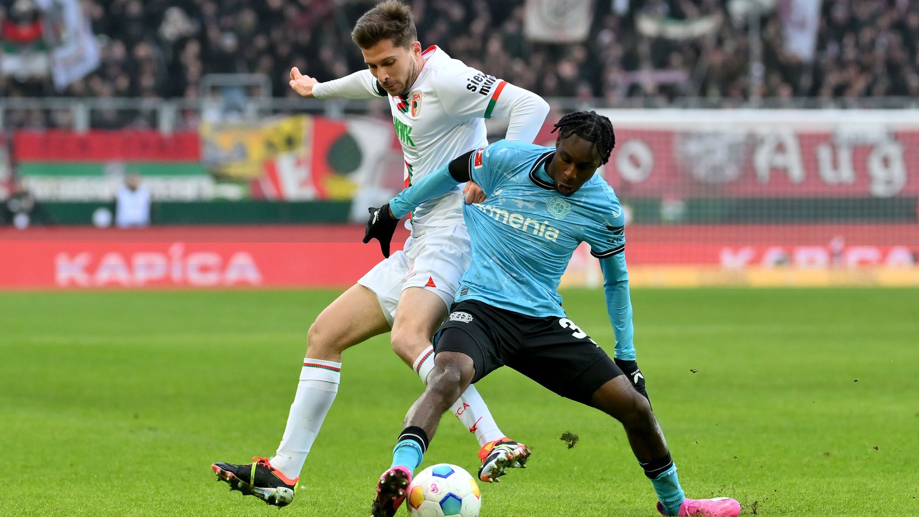 <strong>Jeremie Frimpong (Bayer 04 Leverkusen)</strong><br>In der Mannschaft von Xabi Alonso ist er offensiv und mit seinem Tempo auch defensiv ein Schlüsselspieler. Seine Ausstiegsklausel soll angeblich bei rund 40 Millionen Euro liegen. Allerdings werden viele Klubs um seine Dienste werben.