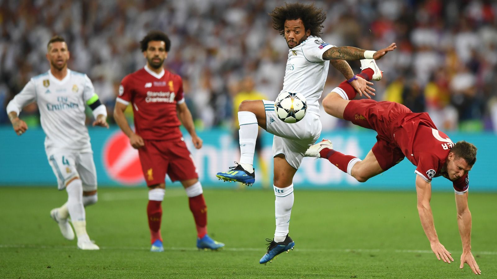 
                <strong>Marcelo (Real Madrid)</strong><br>
                Der vielleicht beste Linksverteidiger der Welt kommt schwer in die Partie und agiert zu hektisch, weil er ständig angelaufen wird. Mit zunehmender Spieldauer lässt Marcelo seine Klasse aufblitzen. Allerdings steht er bei Manes Ausgleich gegen den Senegalesen auf verlorenem Posten. Diesen Fehler macht er mit seiner Flanke auf Bale – übrigens mit seinem deutlich schwächeren rechten Fuß – wieder gut. ran-Note: 3
              