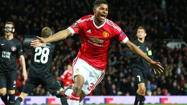 
                <strong>Marcus Rashford</strong><br>
                Sein Debüt feiert Rashford in der Europa-League-Partie gegen Midtjylland. Er steht nur deshalb in der Startelf, weil sich Anthony Martial vor dem Spiel beim Aufwärmen verletzt hat. Von Lampenfieber allerdings keine Spur: Rashford bedankt sich für das Vertrauen von Trainer Van Gaal mit einem Doppelpack. 
              