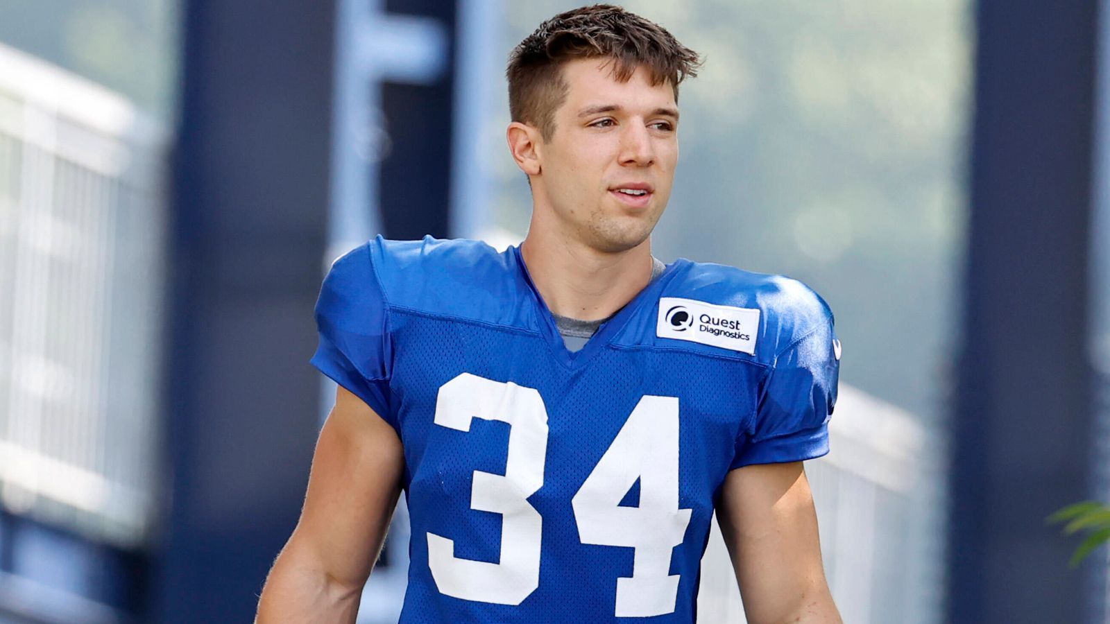 
                <strong>Sandro Platzgummer (Running Back, Österreich) New York Giants</strong><br>
                &#x2022;  In der NFL seit: 2020<br>&#x2022; Aktueller Status: Practice Squad/spielt nicht<br>Sandro Platzgummer nahm 2019 am International Pathway Program teil, dass ihn ein Jahr später zu den New York Giants aus der NFC East brachte.Die Giants nahmen den gebürtigen Innsbrucker für ihr Practice Squad unter Vertrag, wo der ehemalige Running Back der Swarco Raiders Tirol seither um Spielzeit für sein erstes Regular-Season-Spiel kämpft. Aber immerhin: In den Preseasons 2021 und 2022 durfte der 25-Jährige in jeweils drei Vorbereitungsspielen Spielzeit sammeln. Platzgummer wartet noch auf sein erstes Spiel in der Hauptrunde, könnte aber problemlos aktiviert und in den Spieltageskader hochgezogen werden.
              