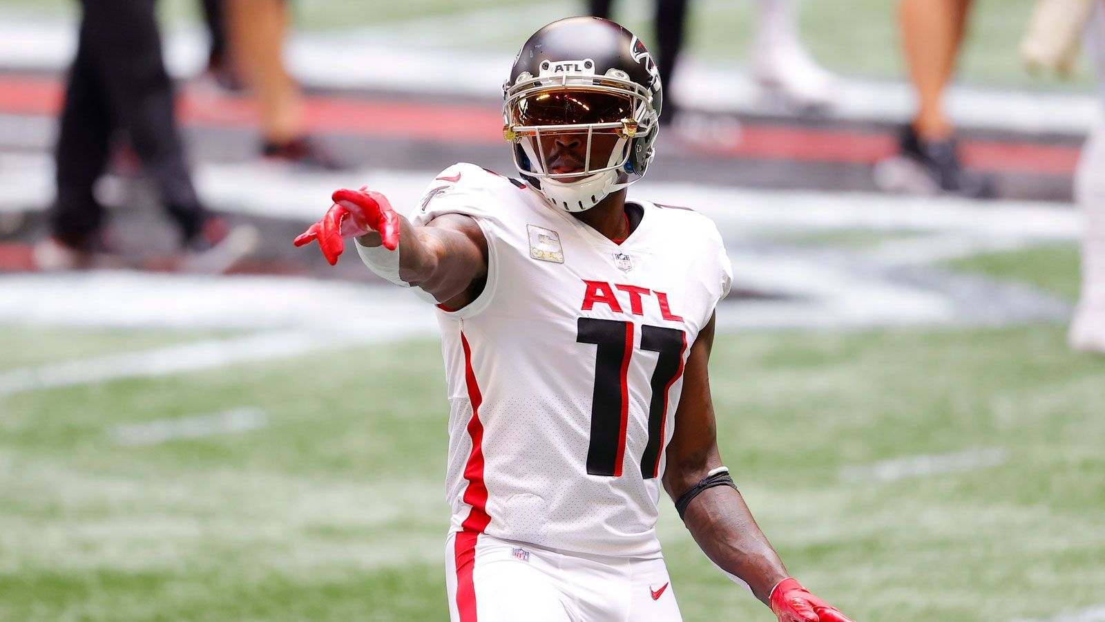 
                <strong>Gewinner: Julio Jones</strong><br>
                Nach Jahren der Tristesse in Atlanta steht Julio Jones endlich bei einem Team unter Vertrag, mit dem zumindest das Erreichen der Playoffs Pflicht sein dürfte. Ob es letztendlich zum ganz großen Wurf reicht, wird erst der Saisonverlauf zeigen. Eines steht aber fest: Die Titans sind wesentlich konkurrenzfähiger als die Falcons und könnten dem 32-Jährigen zum Ende seiner Laufbahn nochmals die Möglichkeit bieten, um den Titel mitzuspielen.
              