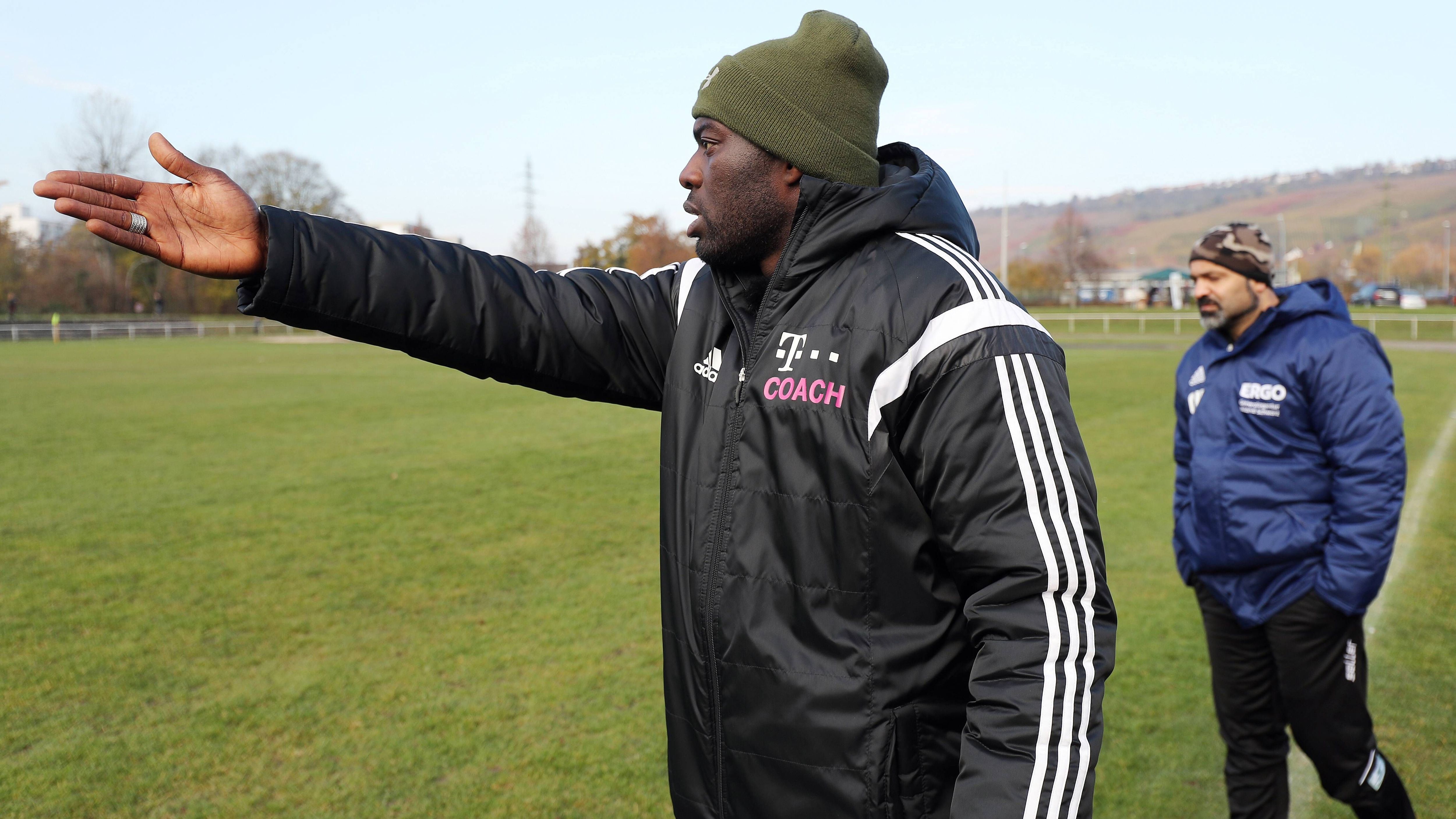 <strong>Hans Sarpei trainiert im Gefängnis</strong><br>Auch im Gefängnis gebe es Fußballmannschaften und gute Fußballer, so der Ex-Schalker. Mit seinen Videos möchte er neben dem Fußball auch das Leben und den Alltag&nbsp; in der JVA zeigen. "Wenn es einer rausschafft, könnte er sogar in die Wildcard kommen", scherzt Sarpei. Dabei käme allerdings nicht jeder infrage. Sein Weg kann auf dem You-Tube-Kanal "SarpeiFootball" mitverfolgt werden.