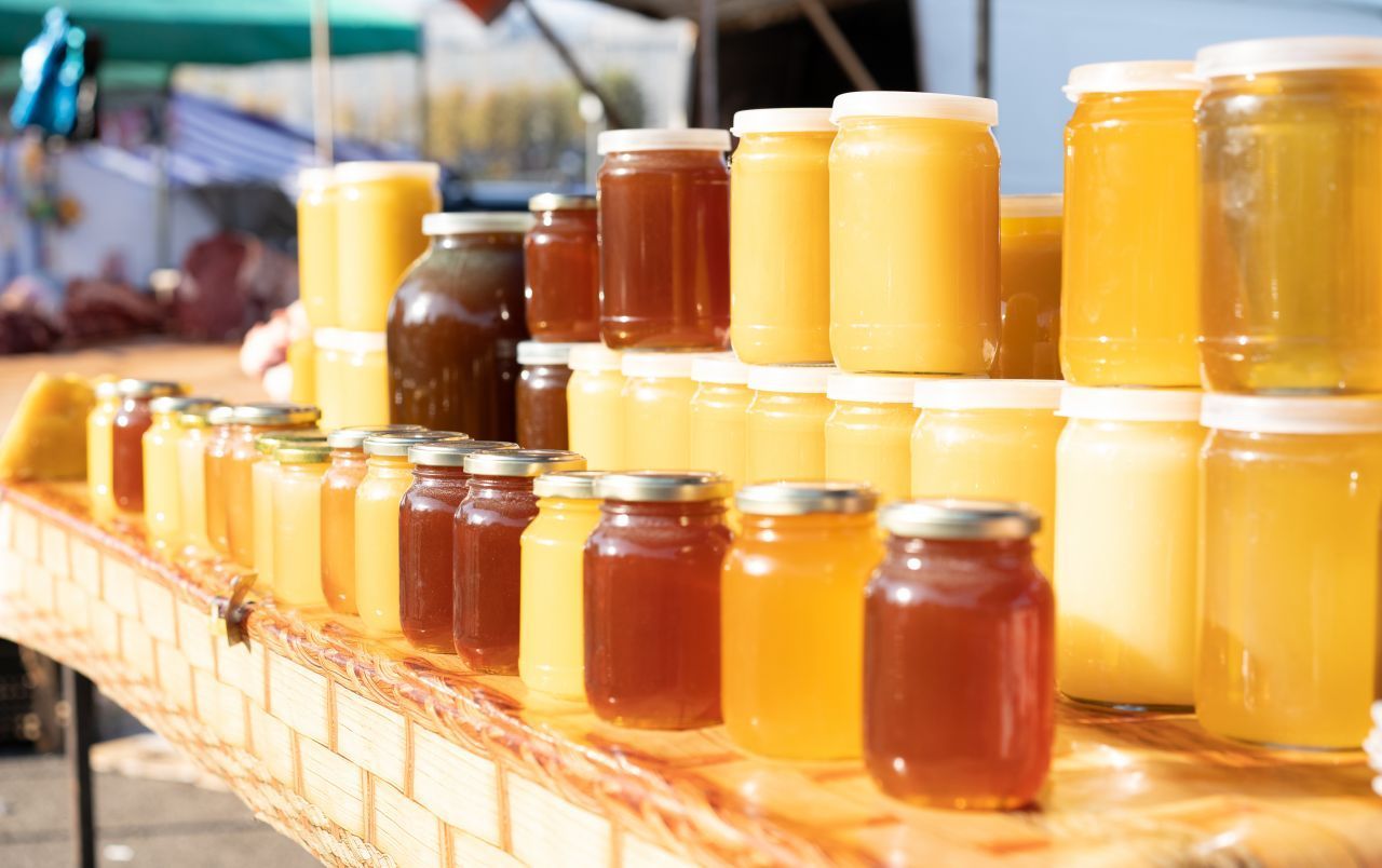 Selbst Honig wäre betroffen - als von Tieren produziertes Produkt.