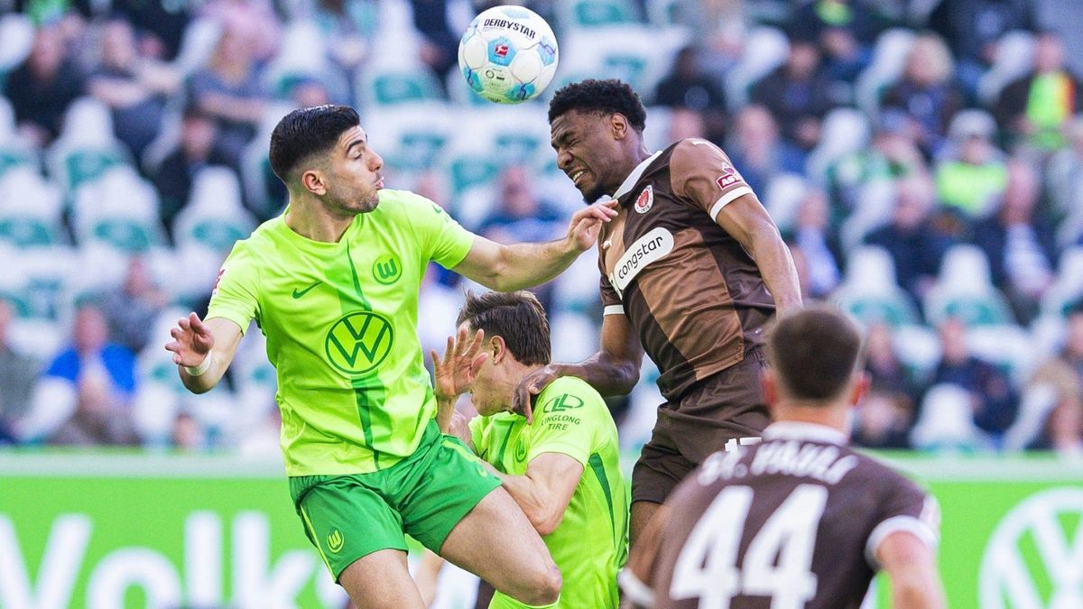 St. Paulis Oladapo Afolayan (r.) beim Kopfball