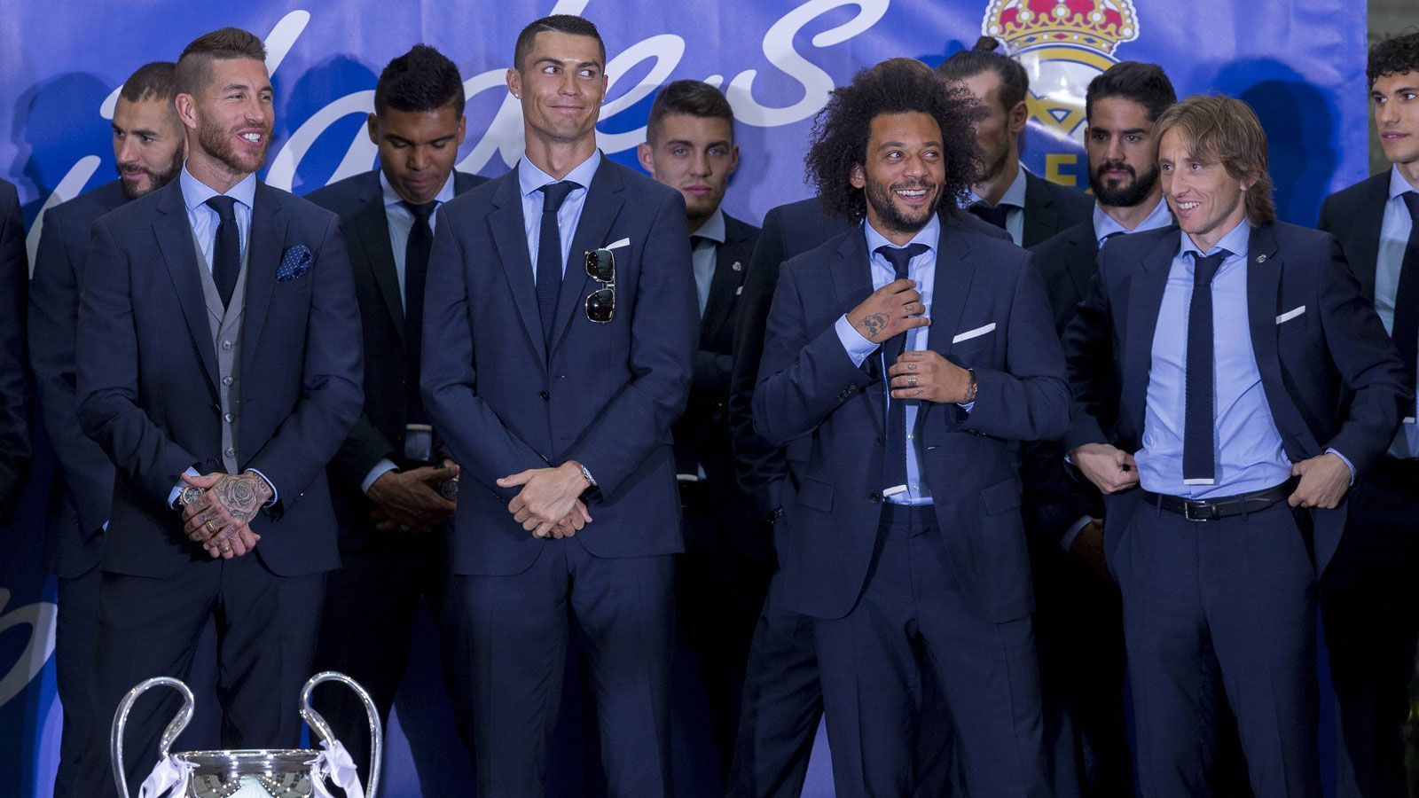 
                <strong>Die Gewinner der UEFA Awards 2018</strong><br>
                Die UEFA hat im Grimaldi Forum in Monaco nicht nur die Gruppen der Champions League 2018/2019 ausgelost. Das Event hat der Verband auch genutzt, um seine diversen Awards an den Mann zu bringen. Auch dabei griff Champions-League-Sieger Real Madrid ordentlich zu. ran.de präsentiert die Gewinner der wichtigsten Kategorien.
              