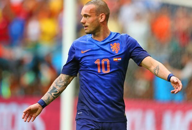 
                <strong>Offensives Mittelfeld: Wesley Sneijder</strong><br>
                Im offensiven Mittelfeld spielt ein Holländer. Der Vizeweltmeister von 2010 wurde im gleichen Jahr Champions-League-Sieger unter Mourinho.
              