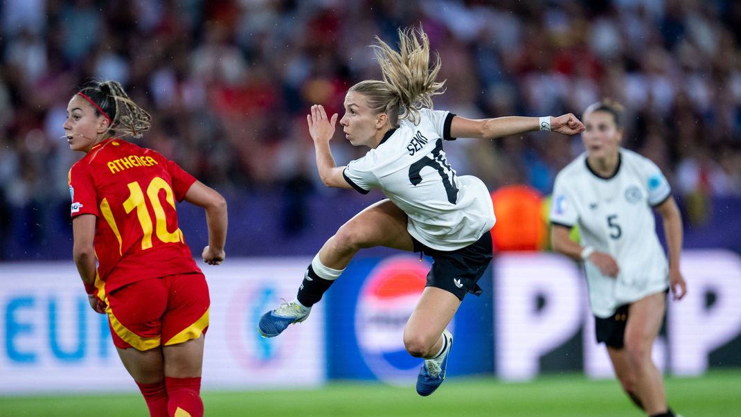 Elisa Senß (Mi) im Spiel der Deutschen Nationalmannschaft gegen Spanien
