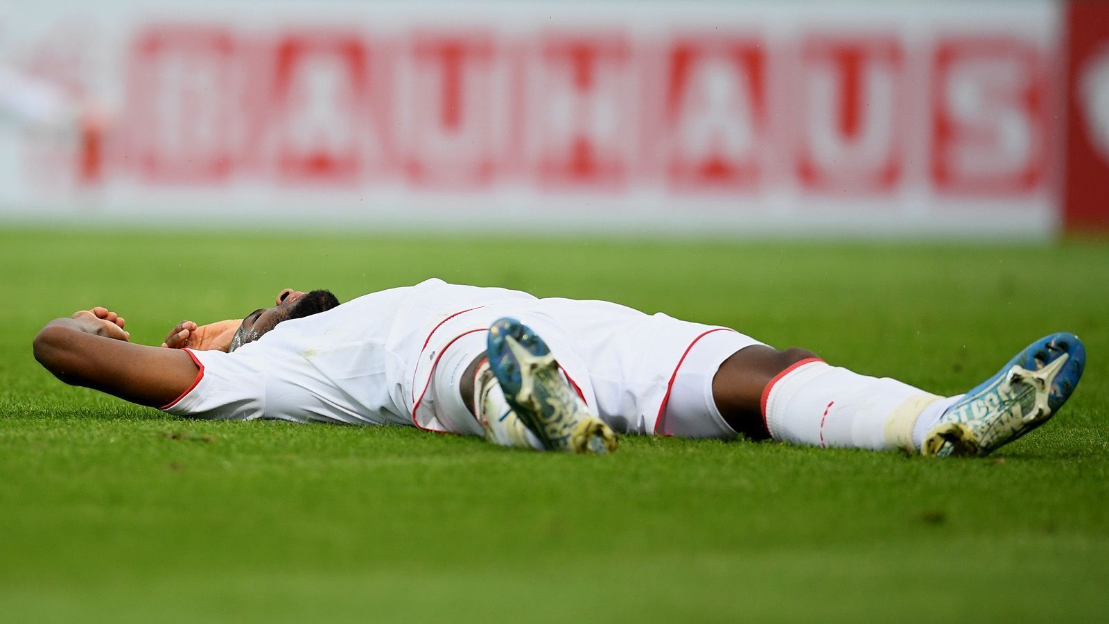 
                <strong>Verlierer: Anthony Modeste (1. FC Köln)</strong><br>
                Es sollte eine phänomenale Bundesliga-Rückkehr für Anthony Modeste werden. Doch die Realität des Stürmers vom 1. FC Köln ist eine andere. Der Franzose kam in 13 Hinrundenspielen nur auf einen mickrigen Treffer. Zudem konnte er nur eine Torvorlage verbuchen. Zu wenig für die Ansprüche des einstigen 25-Tore-Mannes. Ob sich seine Bilanz in der Rückrunde verbessern wird, ist angesichts des Aufschwungs der "Geißböcke" kurz vor Weihnachten fraglich.
              