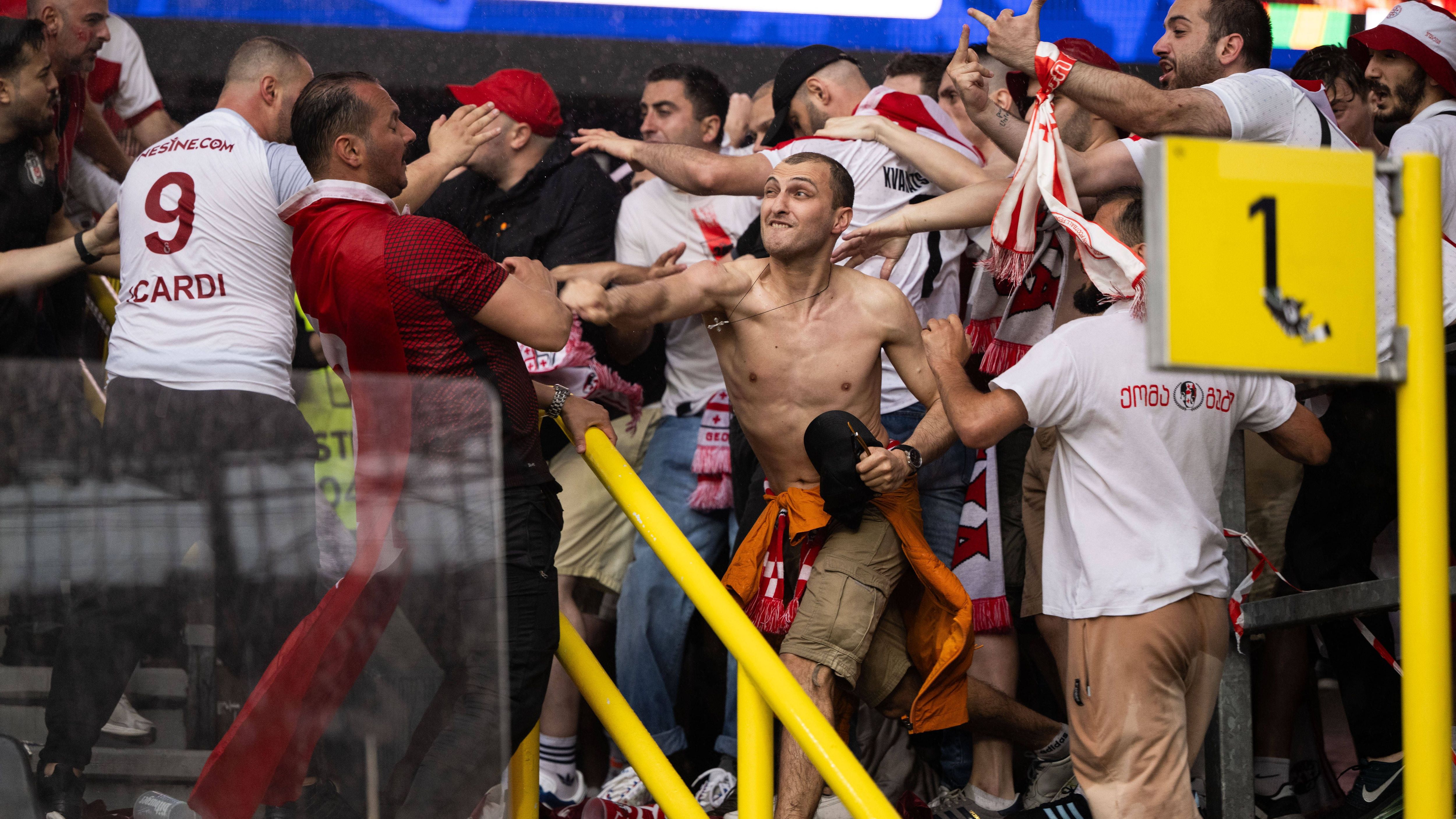 <strong>Krawalle im Stadion</strong><br>Das Wetter beruhigt sich, die Stimmung heizt sich hingegen auf. Es kommt im Stadion zu Auseinandersetzungen zwischen türkischen und georgischen Anhängern. Unschöne Szenen. Die Polizei schreitet ein.