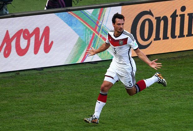 
                <strong>Mats Hummels</strong><br>
                Mats Hummels ist momentan der Mann der Stunde. Nachdem er gegen Algerien wegen einer Grippe nicht auflaufen konnte, brachte er bei seiner Rückkehr neue Stabilität in die deutsche Verteidigung und köpfte dazu noch das Siegtor. Keine Chance für Dante - 3:1 Deutschland.
              