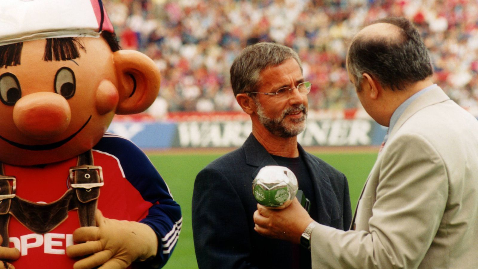 
                <strong>Gerd Müller ist tot: Eine unvergleichliche Torjäger-Karriere</strong><br>
                Auch die Auszüge aus seiner Rekord-Liste können sich sehen lassen. 365 Bundesliga-Tore (in 427 Spielen) erzielte er, dazu 67 Europacup-Tore (deutscher Rekord), außerdem 40 Bundesliga-Tore in einer Saison (1971/72). Diese Bestmarke überbot Bayern-Stürmer Robert Lewandowski in der vergangenen Saison mit 41 Treffern. Weitere Highlights: 27 Bundesliga-Heimsaisontore (1972/73) und mit drei Toren in 18 Minuten der schnellste deutsche WM-Hattrick (1970).
              