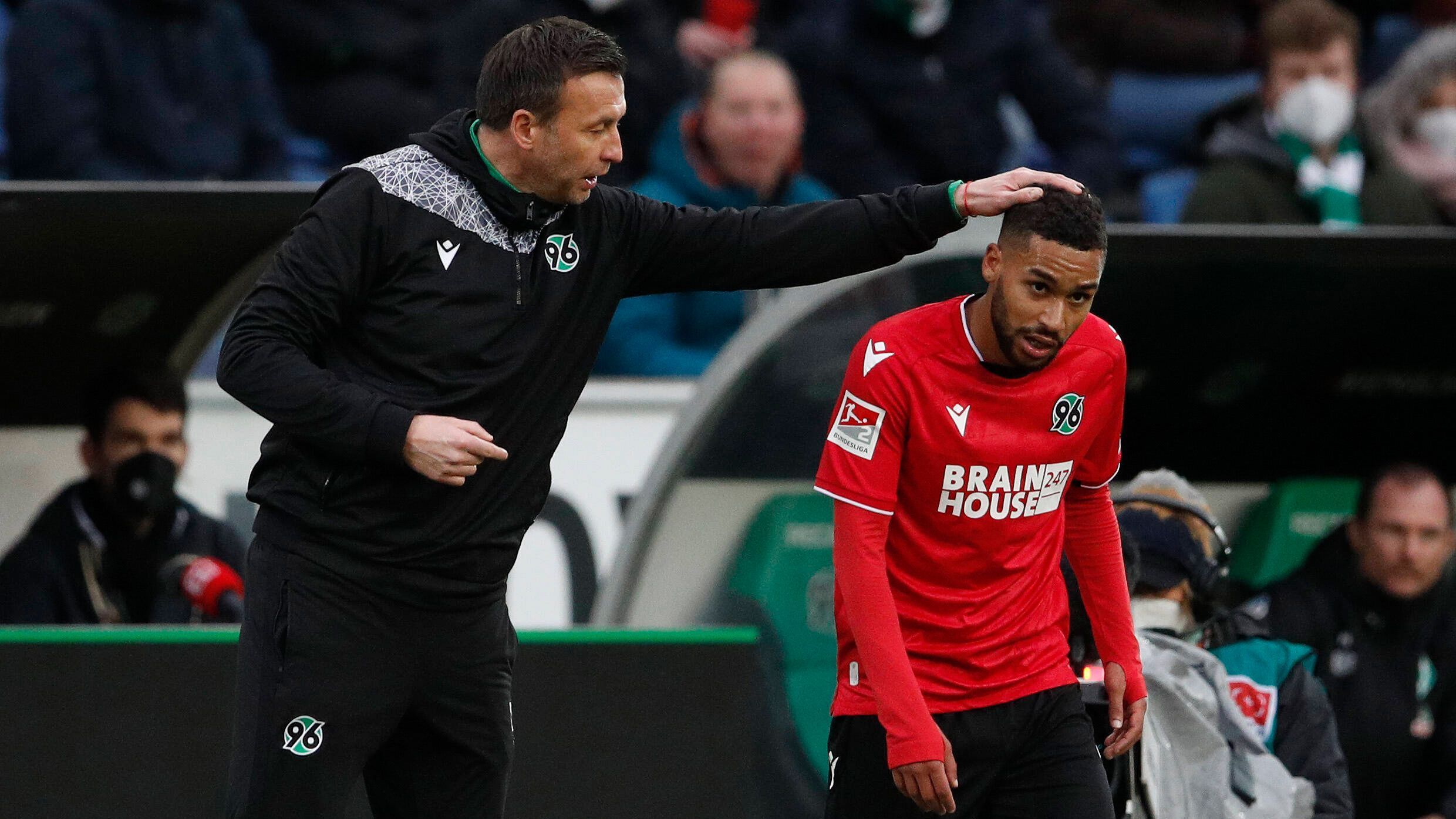 
                <strong>Flop: Hannover 96 und die Trainerwechsel</strong><br>
                Immer wieder Unruhe bei Hannover 96. Seit Jahren kokettiert Martin Kind mit einer Rückkehr in die Bundesliga, doch stattdessen müssen sich die Niedersachsen nach unten orientieren. Ähnlich wie Düsseldorf hat auch 96 nur 20 Punkte. Das Manko: Gerade einmal 14 Tore in 18 Spielen. Mit Christoph Dabrowski sitzt erneut ein anderer Trainer auf der Bank als zu Saisonbeginn - Jan Zimmermann wurde nach nur vier Monaten gefeuert. Seit Januar 2019 hatte Hannover so bereits sieben unterschiedliche Trainer. 
              