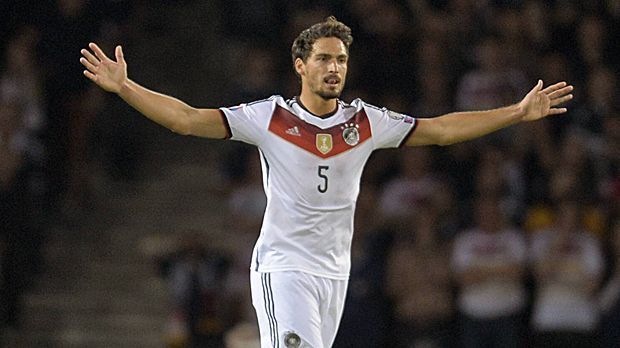 
                <strong>Mats Hummels</strong><br>
                INNENVERTEIDIGER: Mats Hummels sorgte zuletzt für Schlagzeilen, weil er nach Dortmunds Niederlage gegen den FC Bayern die eigenen Mitspieler kritisierte. Seine Mitspieler beim DFB-Team nahmen Hummels aber in Schutz. Gegen Irland wird er mit Boateng zentral verteidigen.
              